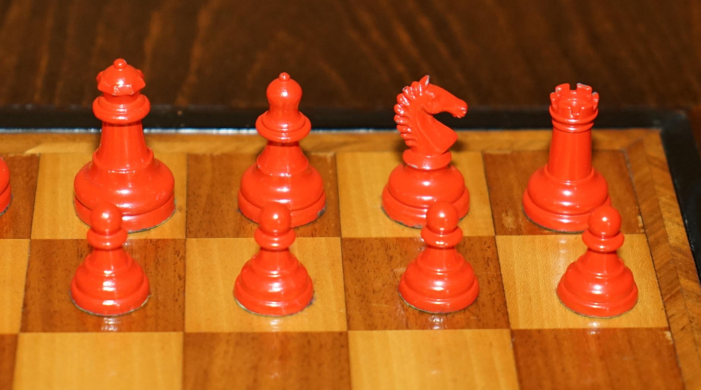 Milieu du XIXe siècle STAUNTON - BOÎTE ET BOUCLES DE CHESS EN MÉTAL GEORGIAN CIRCA 1800 des années 1940 en vente
