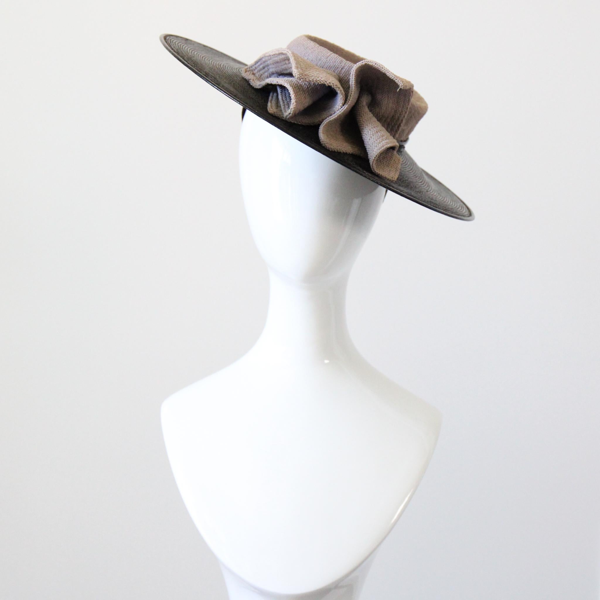 Nero Cappello di paglia percher vintage 1940 cappello a tesa larga nero e grigio vintage 1940 in vendita