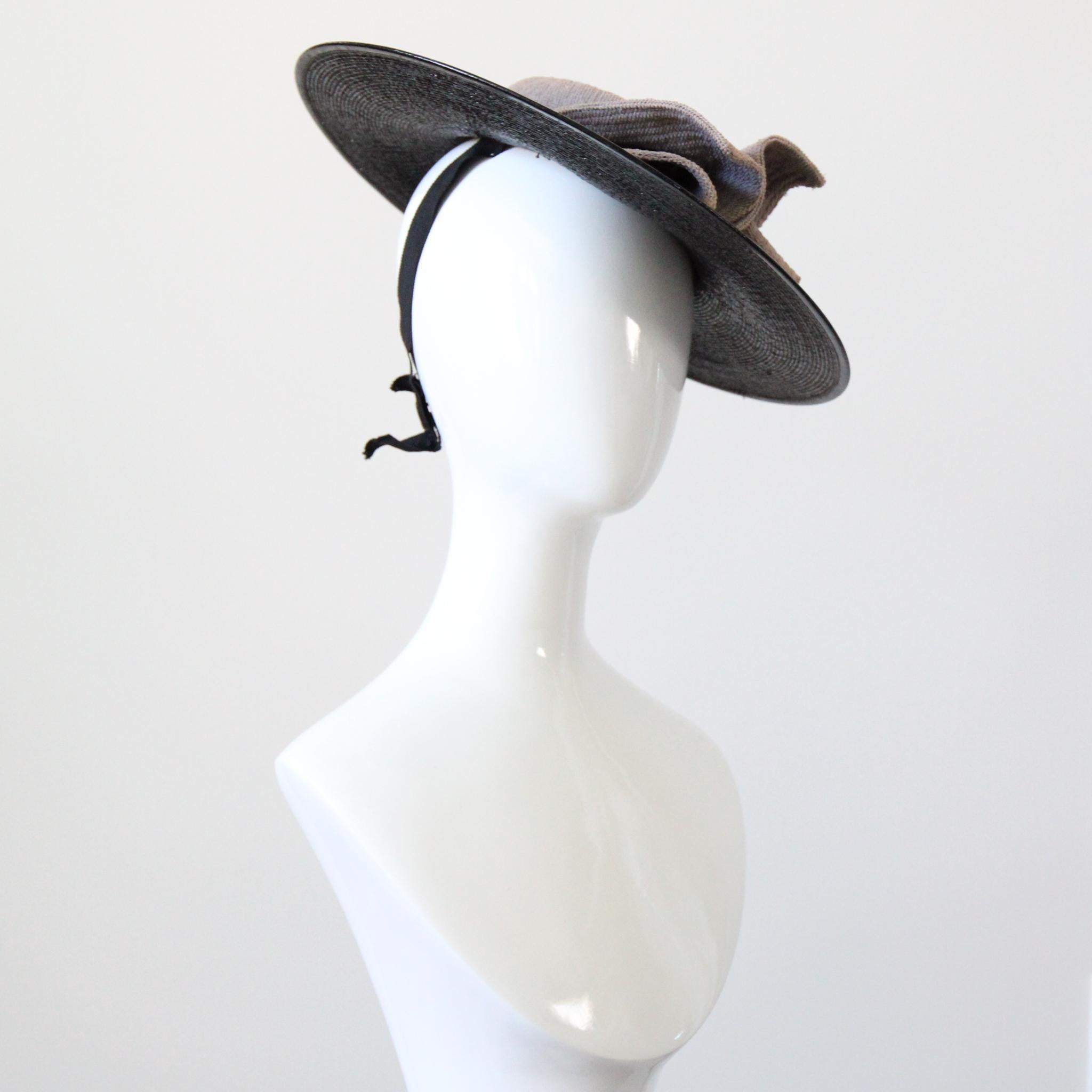 Cappello di paglia percher vintage 1940 cappello a tesa larga nero e grigio vintage 1940 In condizioni buone in vendita a Cheltenham, GB