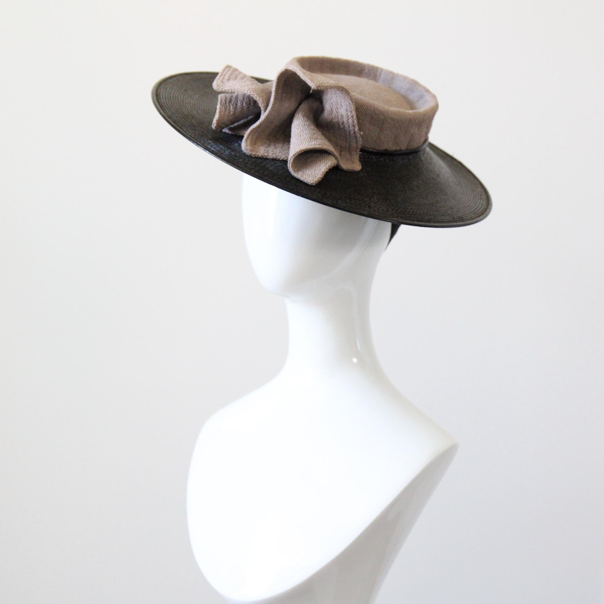 Cappello di paglia percher vintage 1940 cappello a tesa larga nero e grigio vintage 1940 in vendita 2