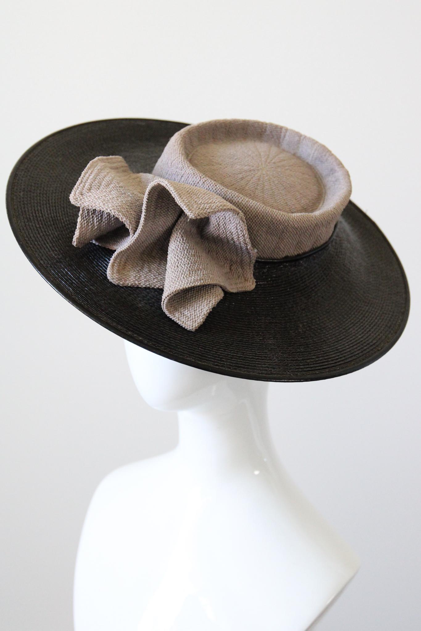 Cappello di paglia percher vintage 1940 cappello a tesa larga nero e grigio vintage 1940 in vendita 3