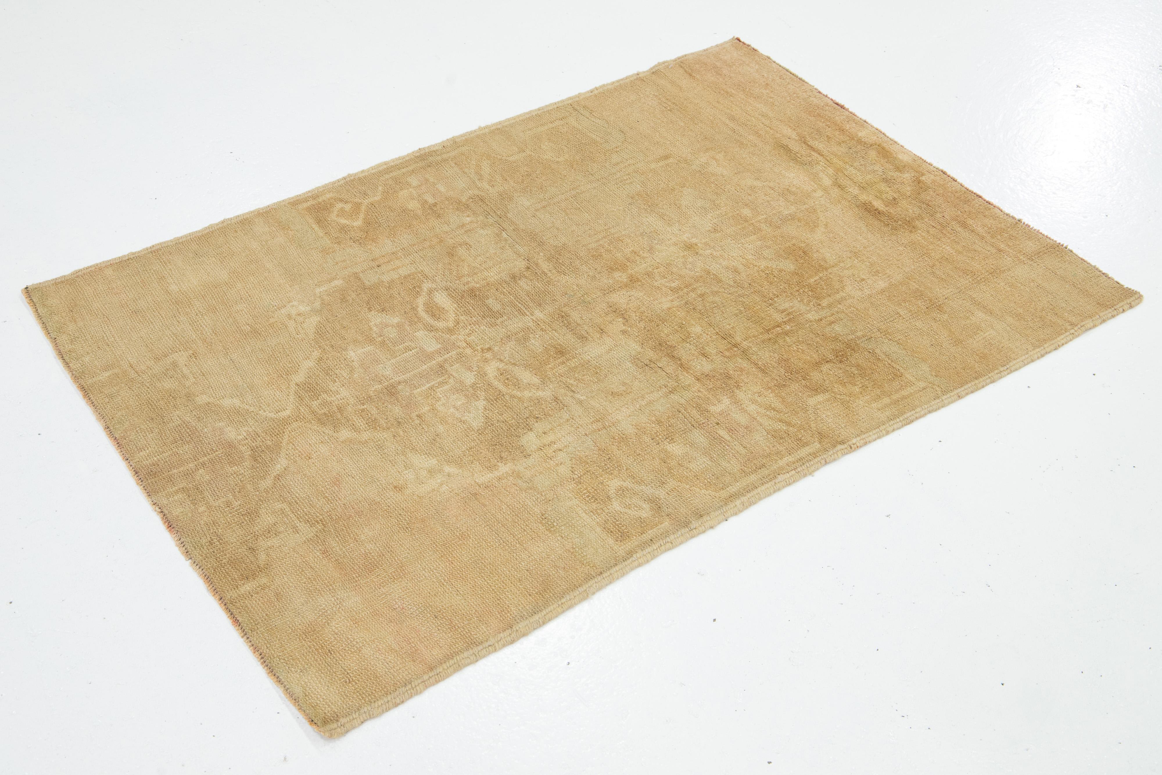 Alfombra dispersa de lana turca de Anatolia, color tostado, años 40 Moderno de mediados de siglo en venta
