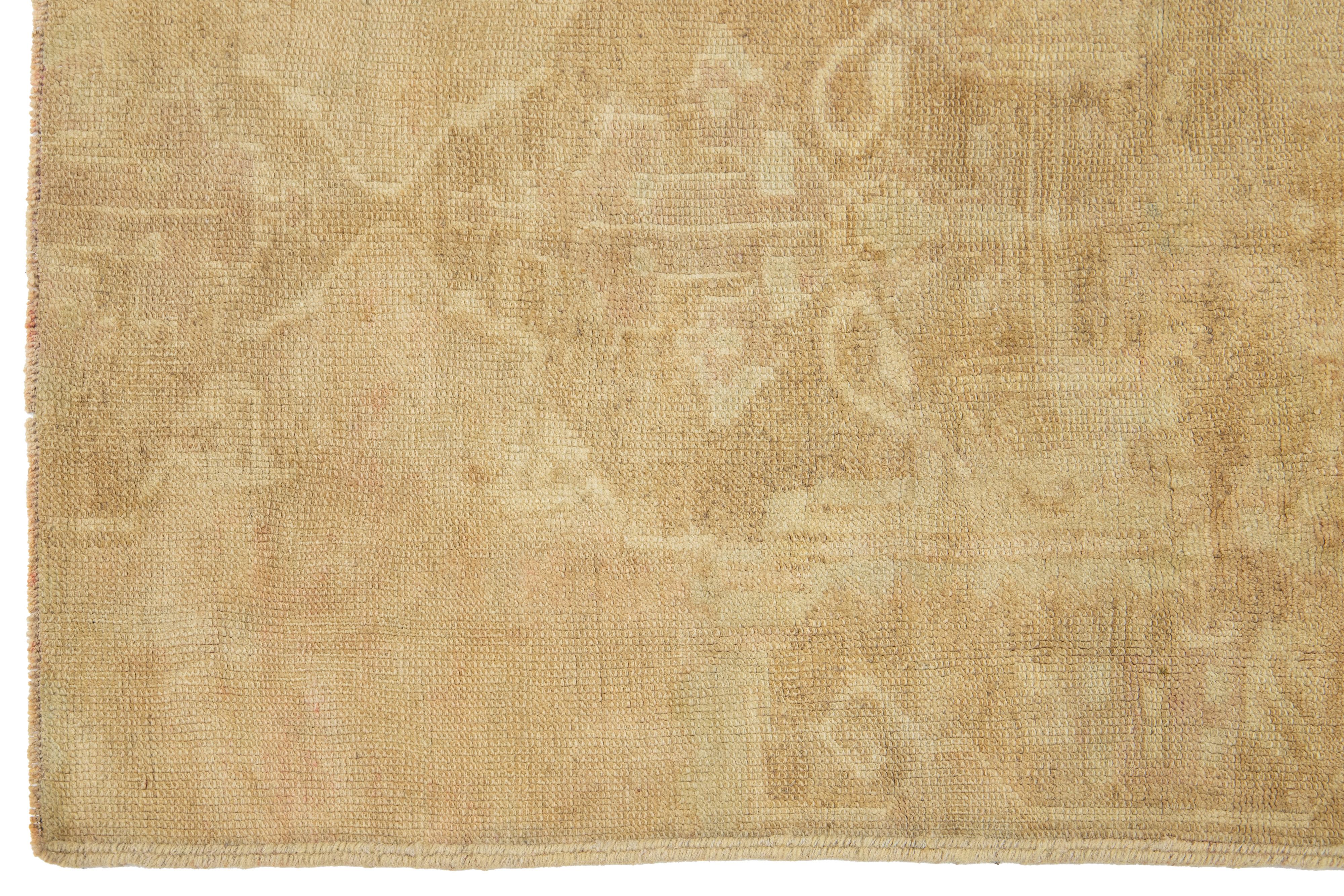 Alfombra dispersa de lana turca de Anatolia, color tostado, años 40 siglo XX en venta