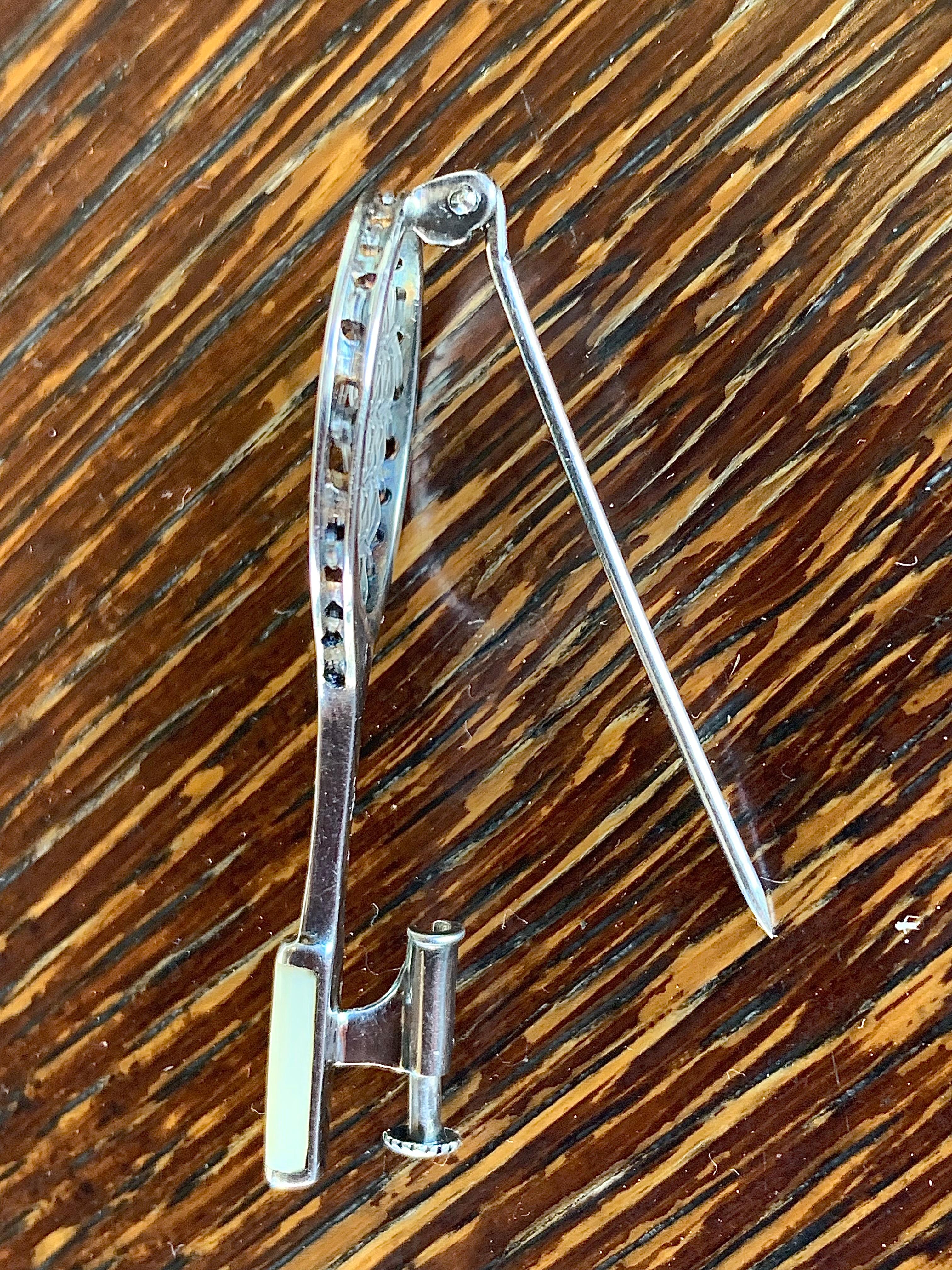 Spilla a forma di racchetta da tennis vintage del 1940 in argento Sterling 925 e filo di nylon in celluloide In condizioni buone in vendita a Munich, Bavaria