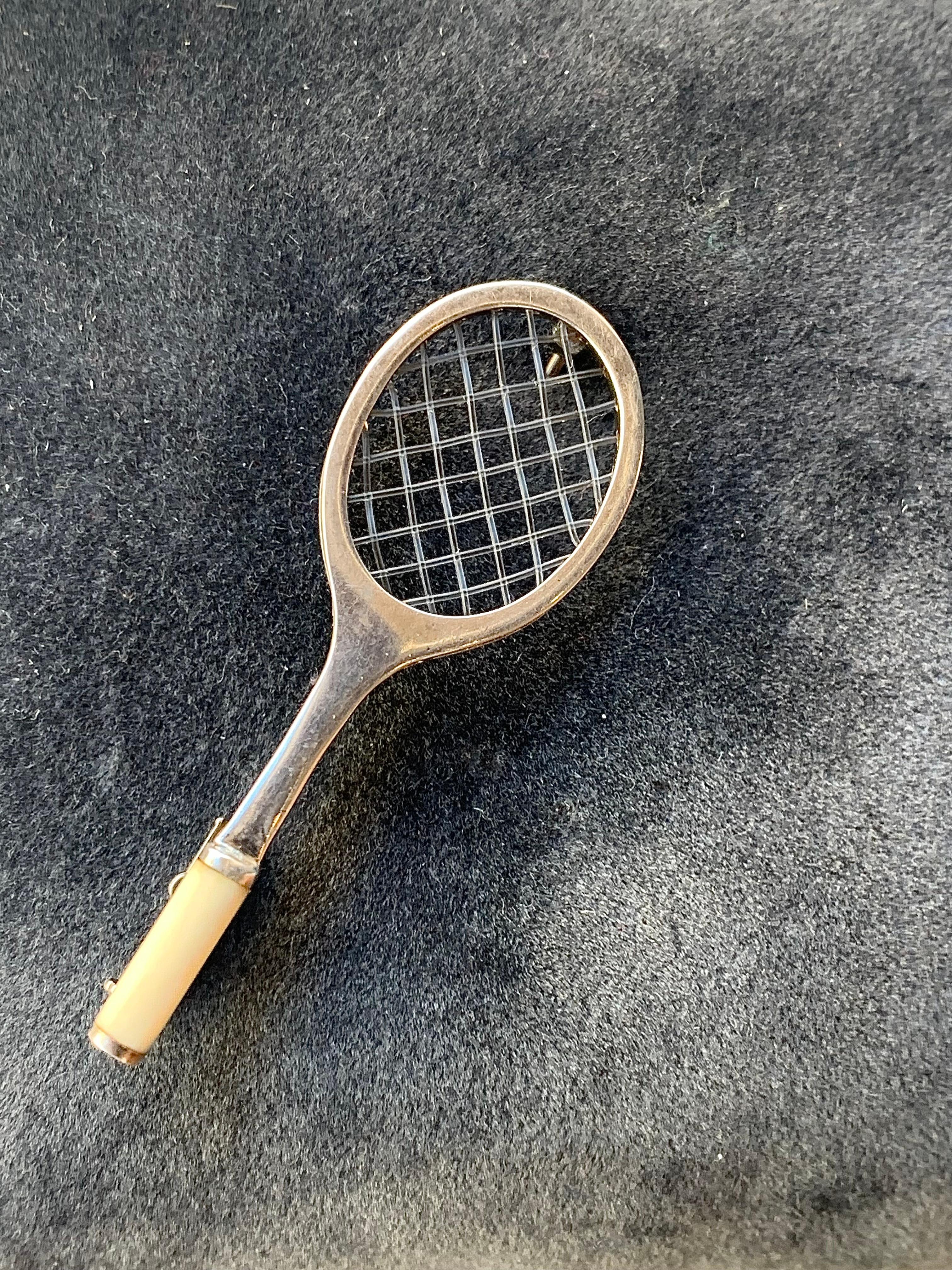 Spilla a forma di racchetta da tennis vintage del 1940 in argento Sterling 925 e filo di nylon in celluloide in vendita 2