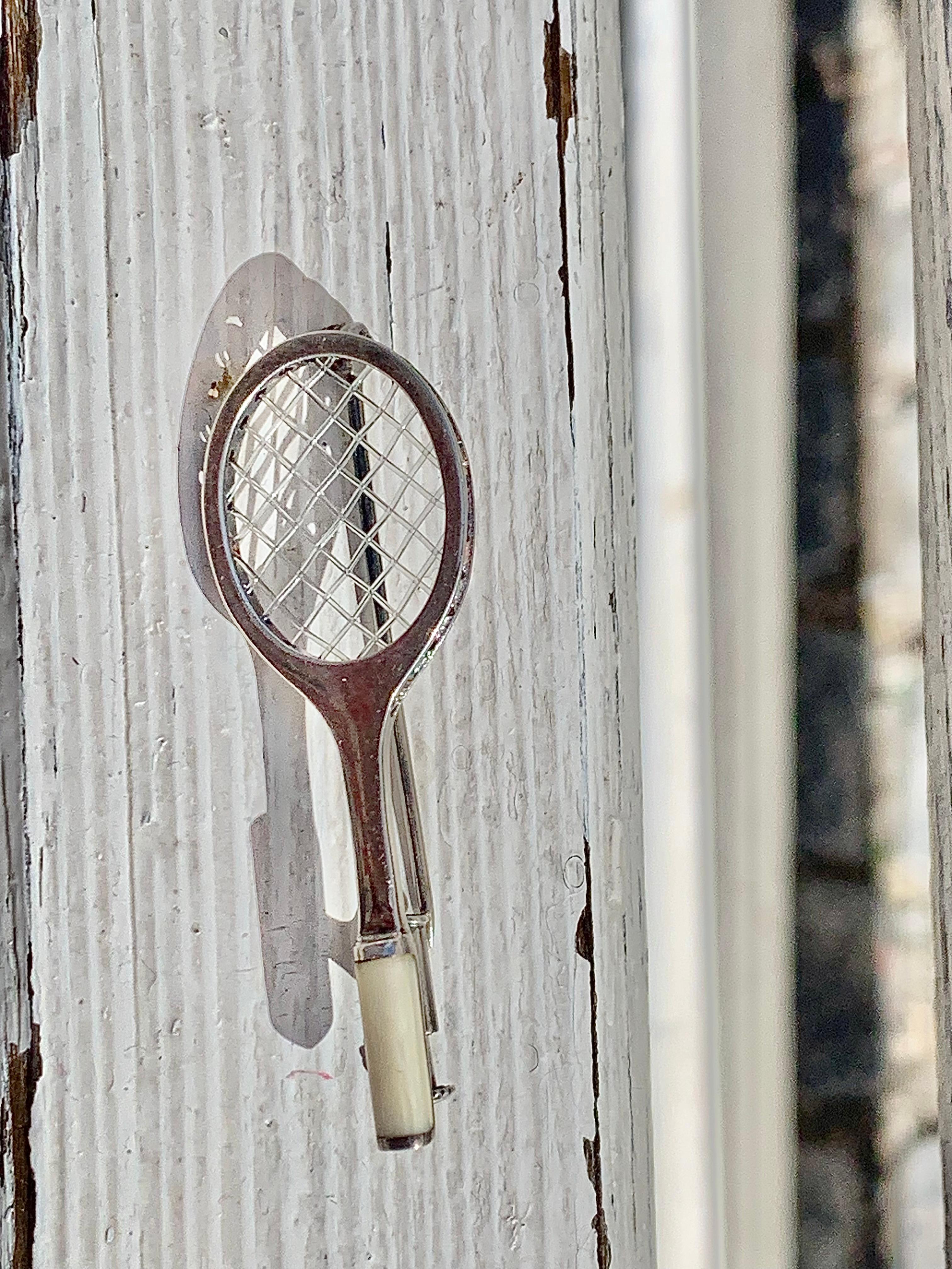Spilla a forma di racchetta da tennis vintage del 1940 in argento Sterling 925 e filo di nylon in celluloide in vendita 4