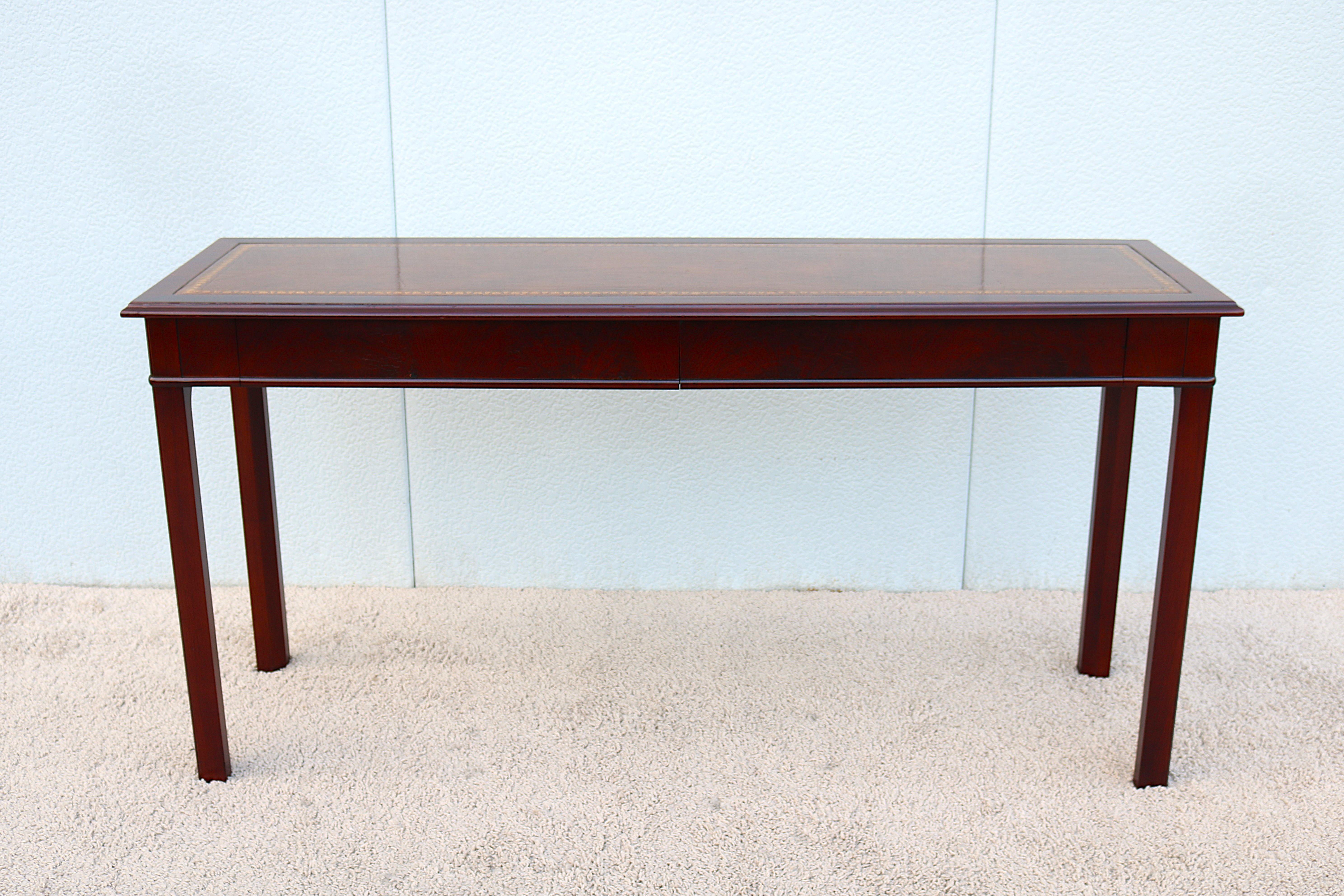 Fabulous traditional John Scalia for Schmieg & Kotzian mahogany library writing desk table.
Schmieg and Kotzian was a well-known furniture manufacturing company in New York City for many generations, founded in the 1920s by Karl Schmieg and Henry