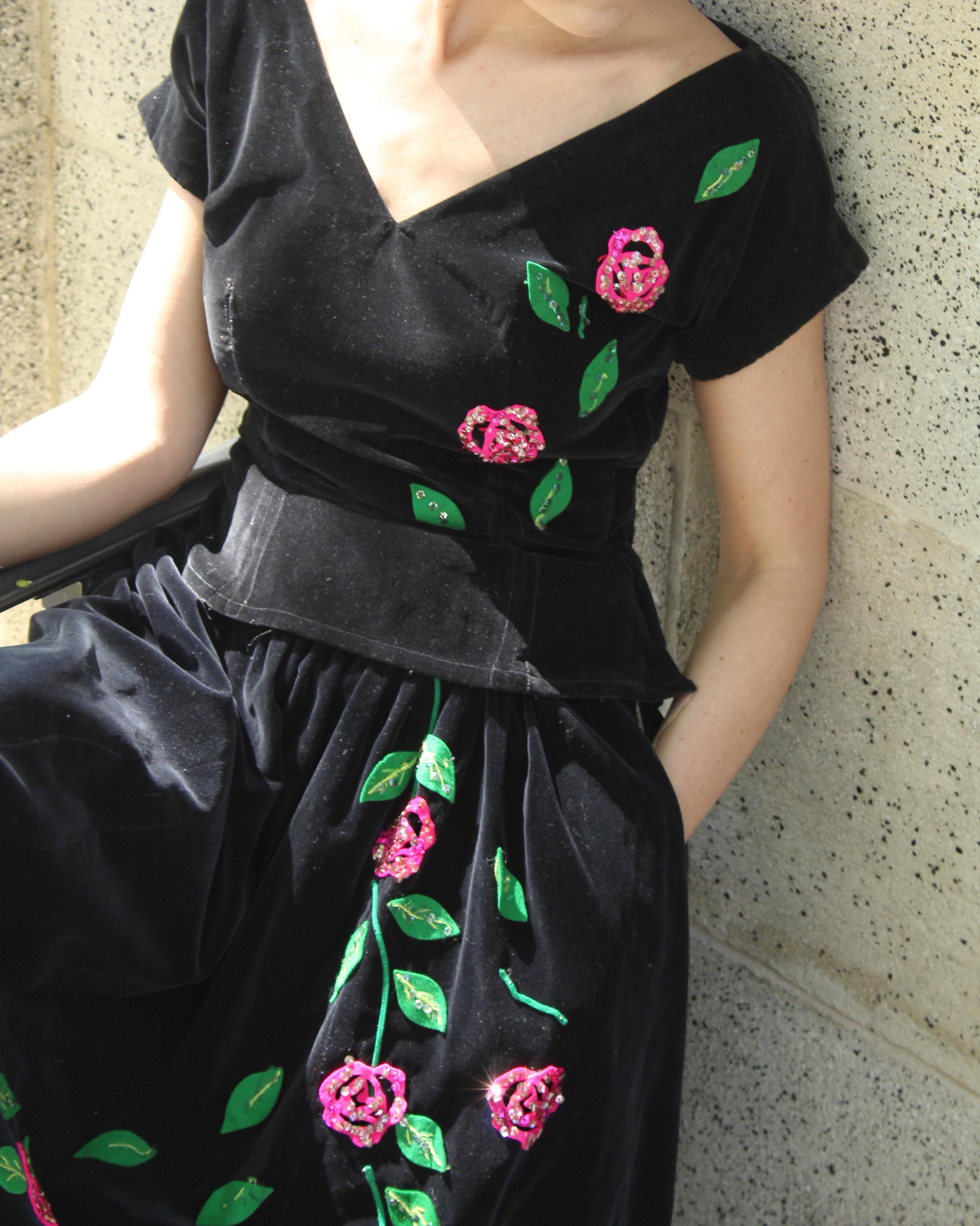 Vintage 1940s Velvet Two-Piece Dress with Rose Appliqué For Sale 5