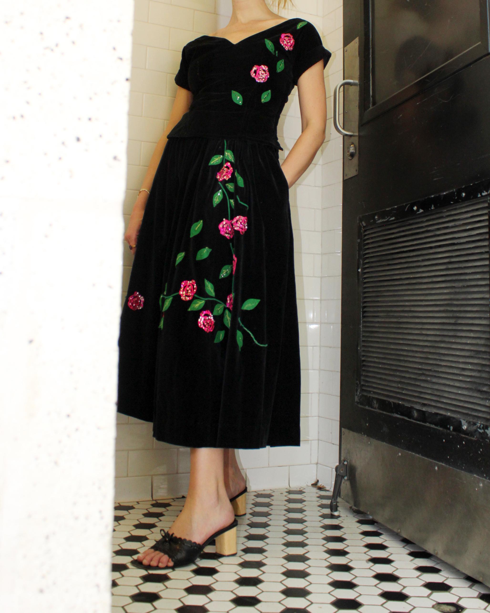 Vintage 1940s Velvet Two-Piece Dress with Rose Appliqué For Sale 6