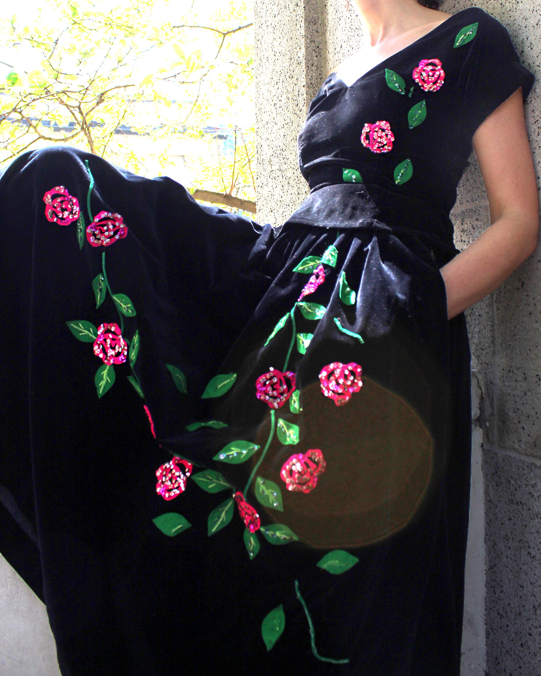 Zweiteiliges Vintage-Kleid aus Samt mit Rosenapplikation aus den 1940er Jahren im Angebot 5