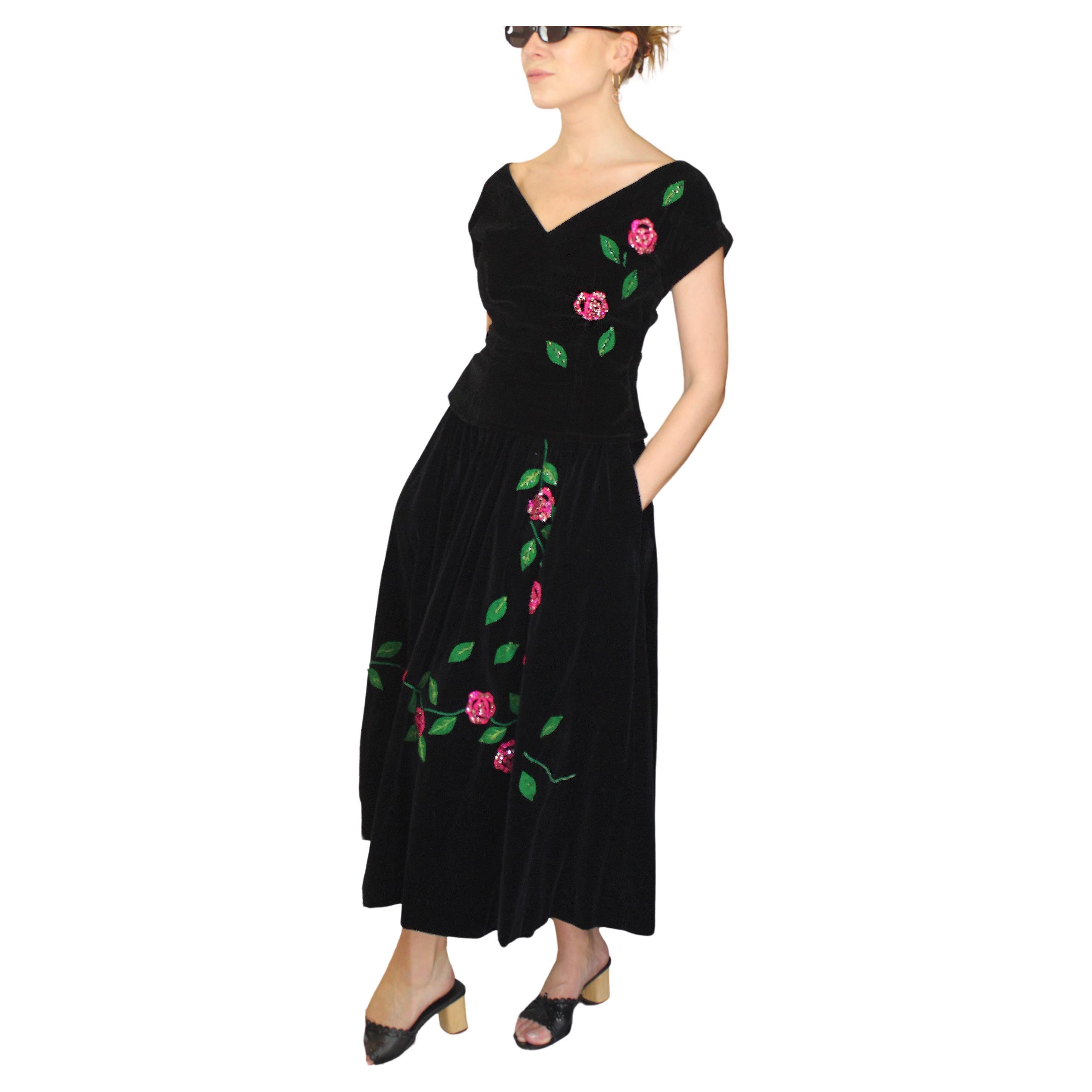 Zweiteiliges Vintage-Kleid aus Samt mit Rosenapplikation aus den 1940er Jahren im Angebot