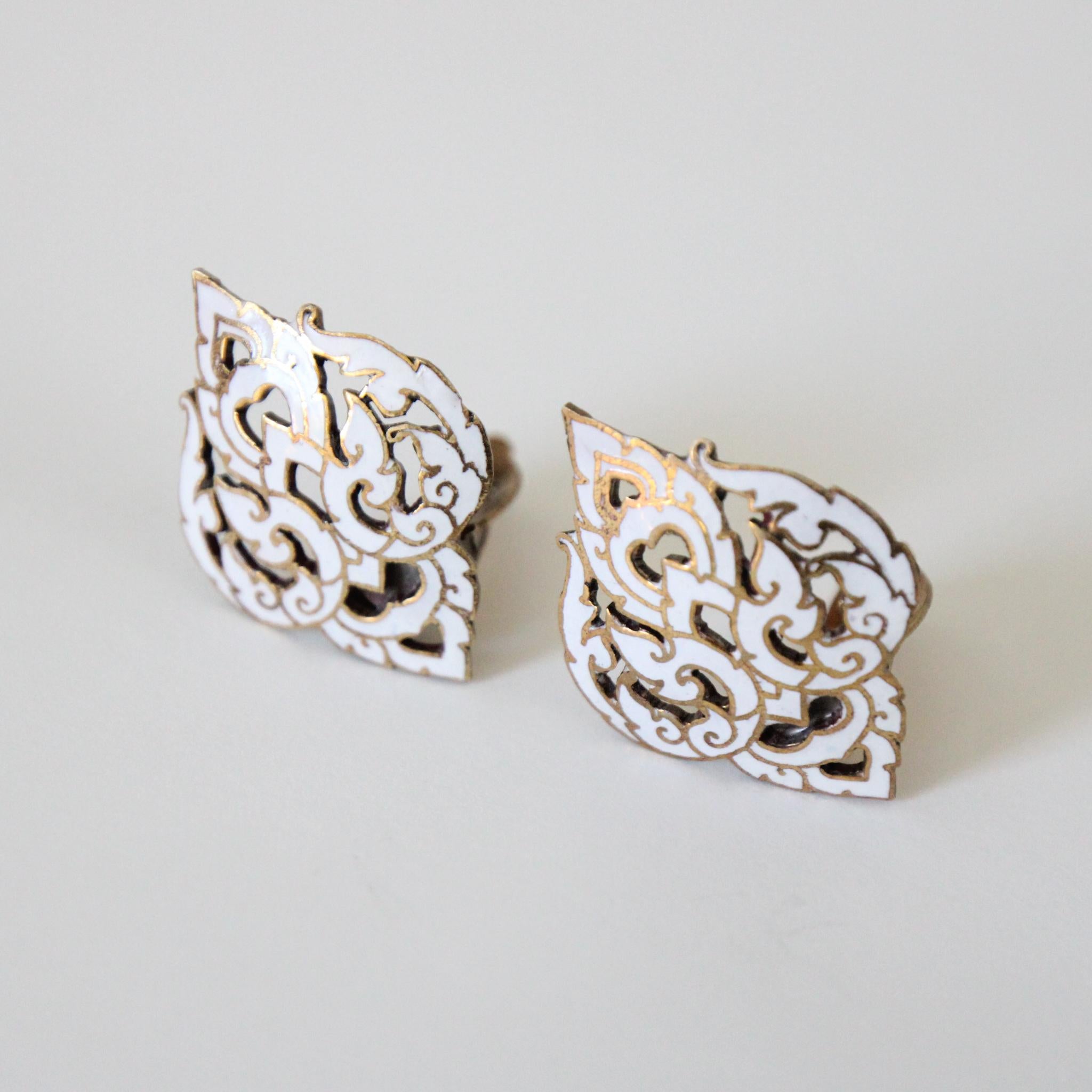 Vintage 1940's White Enamel Clip on earrings 1940's Enamel Filigrée clip ons In Good Condition For Sale In Cheltenham, GB