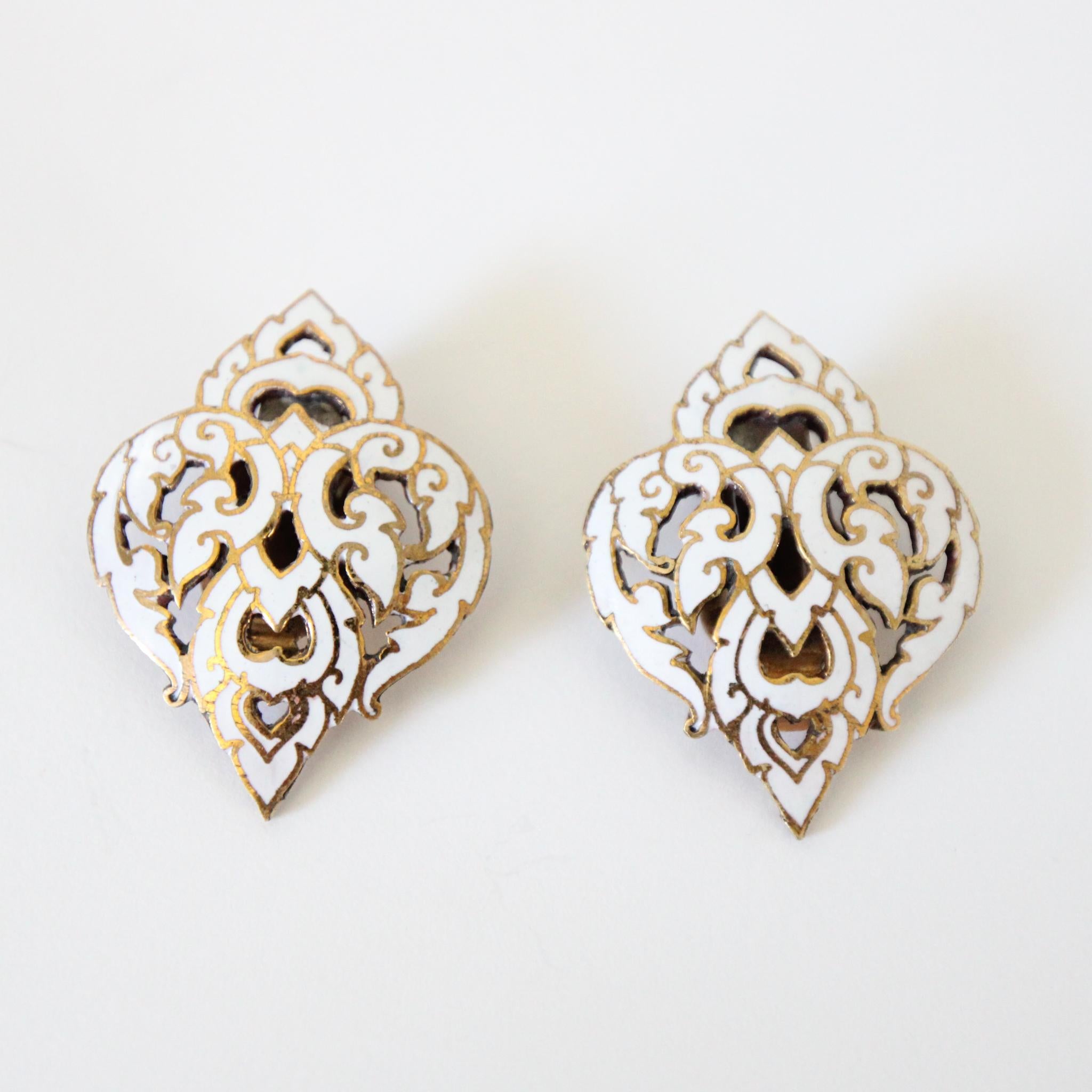 Women's or Men's Vintage 1940's White Enamel Clip on earrings 1940's Enamel Filigrée clip ons For Sale
