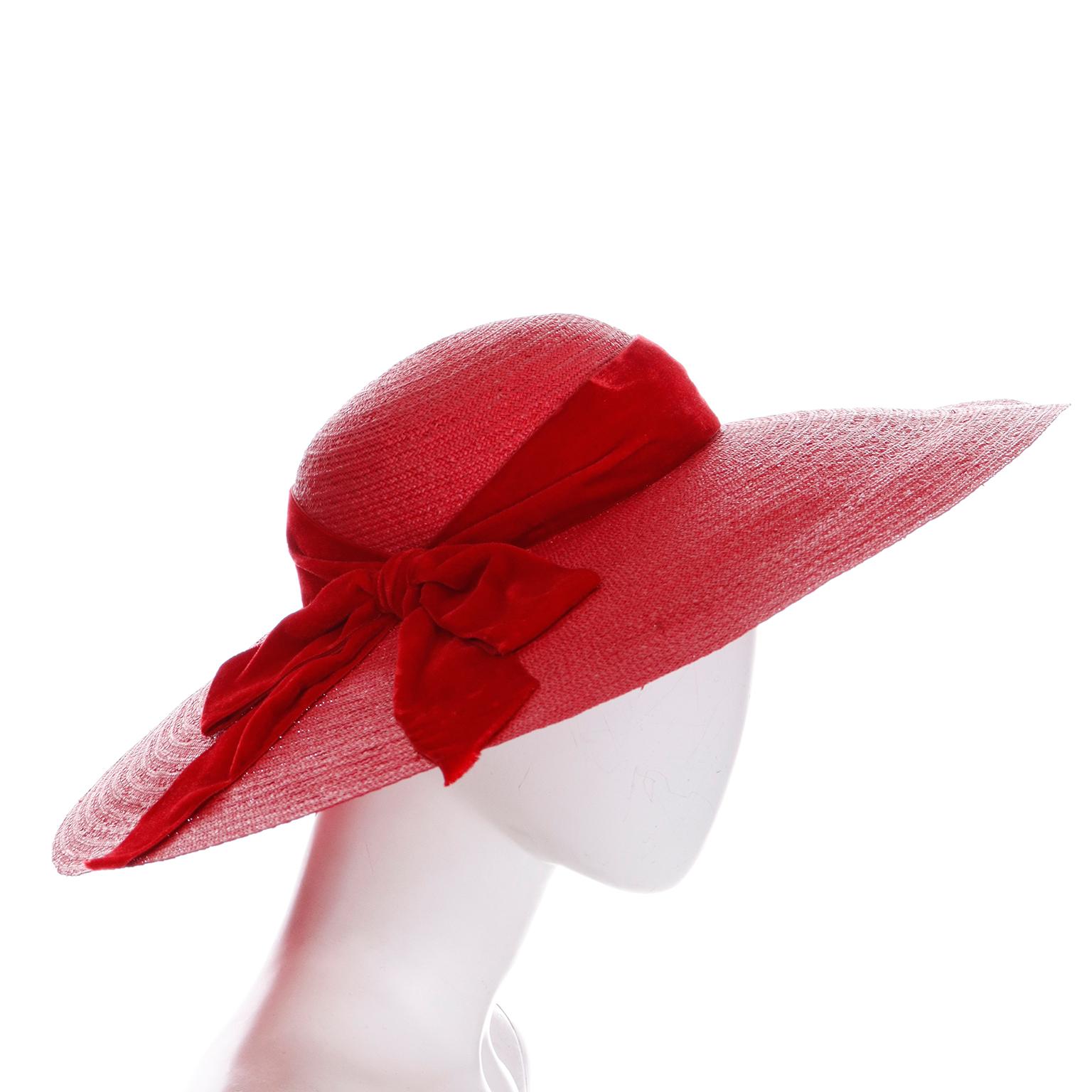 Rouge Chapeau de paille rouge à large bord vintage des années 1940 avec ruban en velours rouge de M. Leon en vente