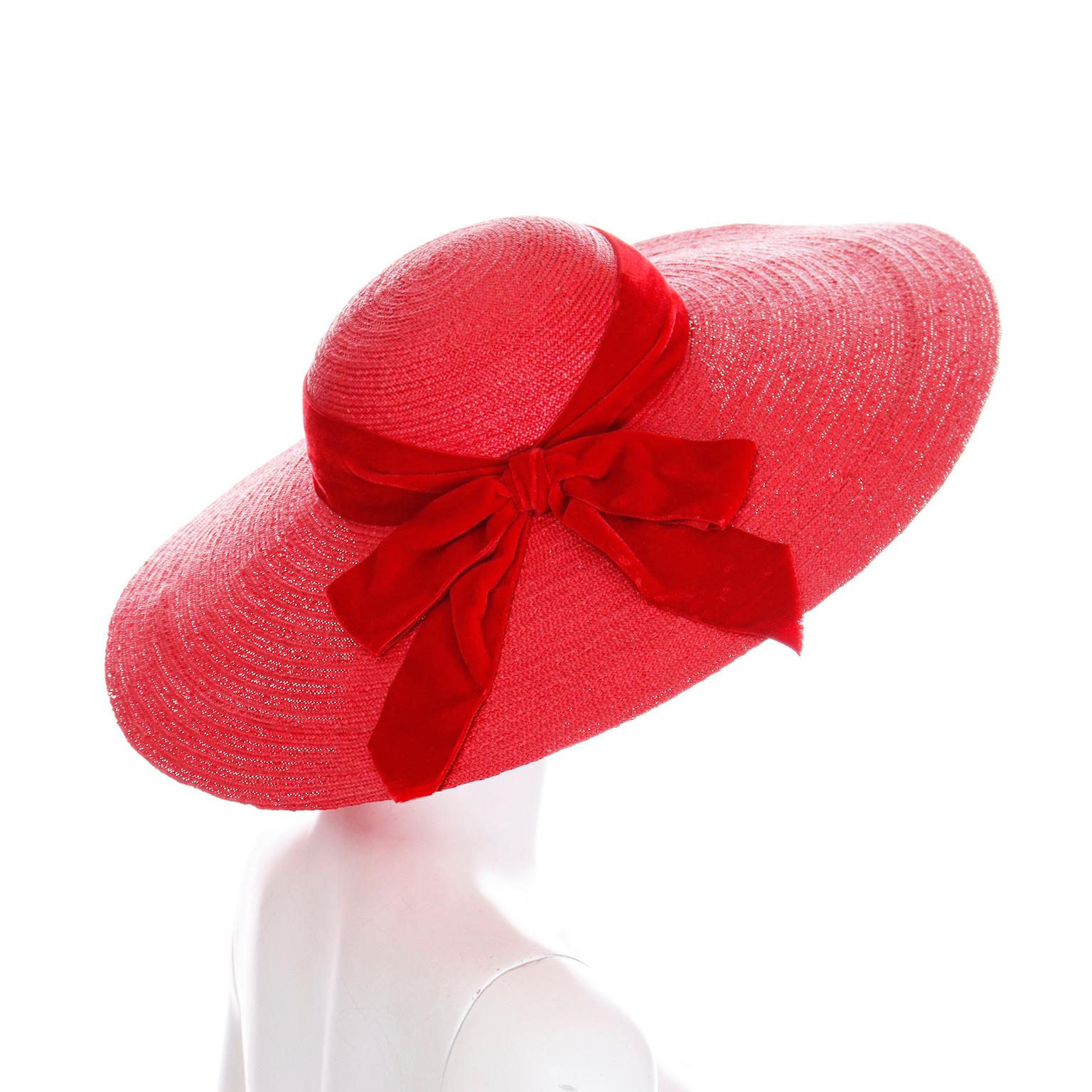 Chapeau de paille rouge à large bord vintage des années 1940 avec ruban en velours rouge de M. Leon Excellent état - En vente à Portland, OR