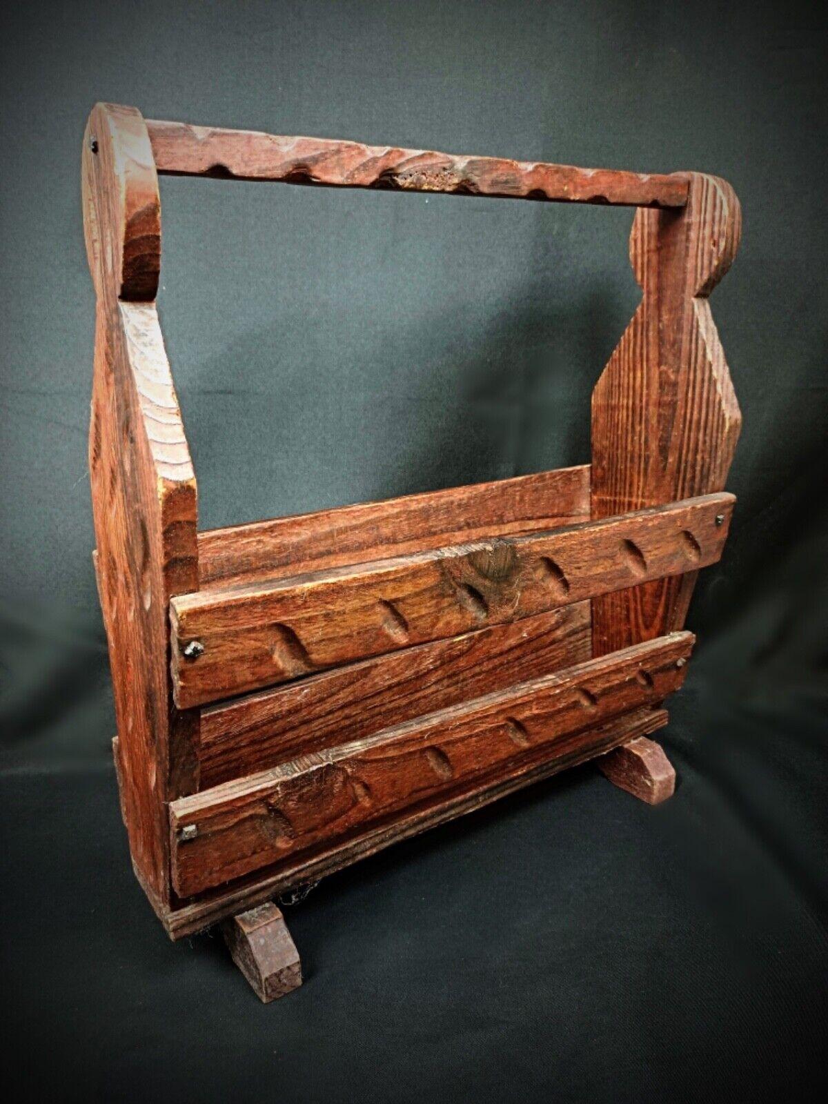 Este revistero vintage de madera de los años 40 es un complemento elegante y funcional para tu casa u oficina. Diseñado para contener periódicos, revistas y otros materiales de lectura, combina la practicidad con el encanto clásico.

Material: