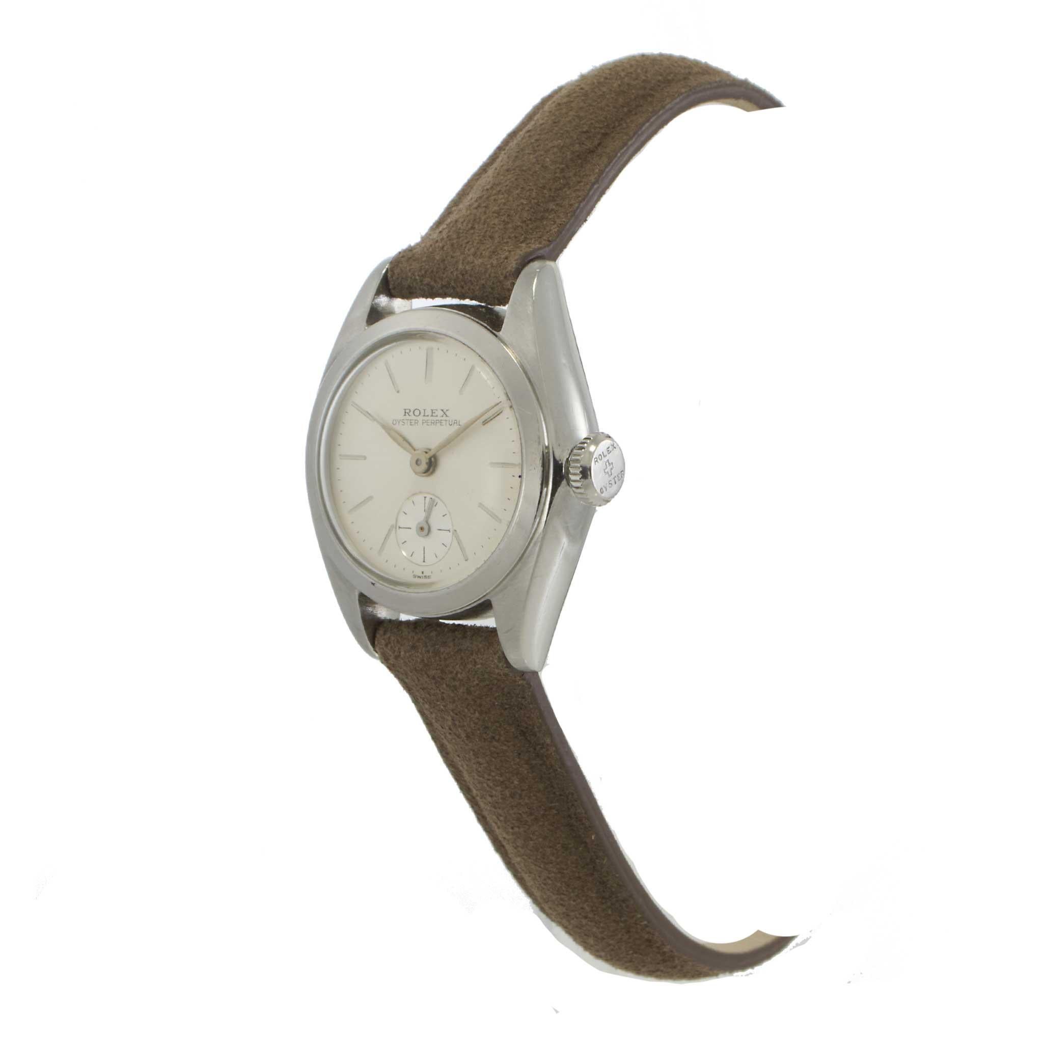 Este Rolex Bubble Back de la primera generación refleja la época pionera de los relojes de pulsera automáticos. Fabricada hacia 1941, la referencia 3869 tiene una caja Oyster de acero inoxidable de 24 mm con el característico fondo redondeado en