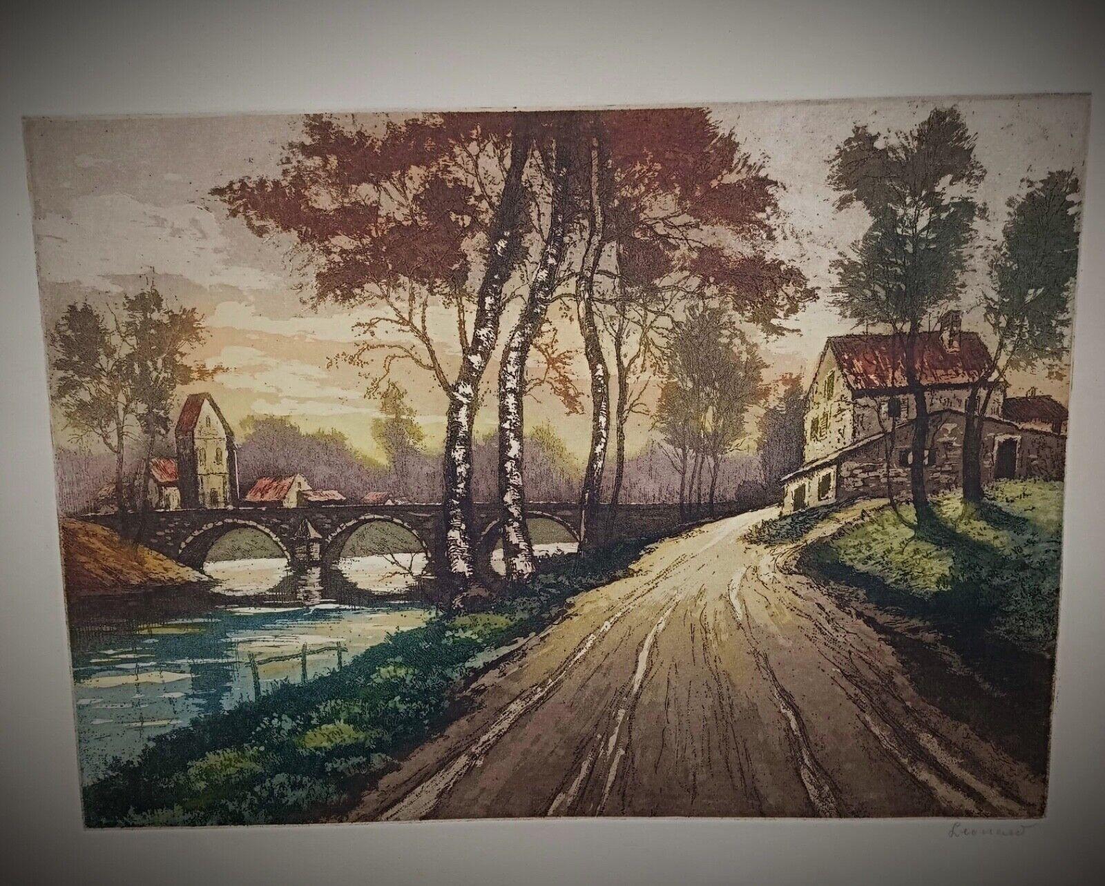 Cette exquise lithographie vintage, datant de 1944, capture une scène de paysage sereine, magnifiquement rendue et signée par l'artiste, Leonard (bien que le nom exact soit incertain). La pièce est également numérotée, ce qui ajoute à son caractère