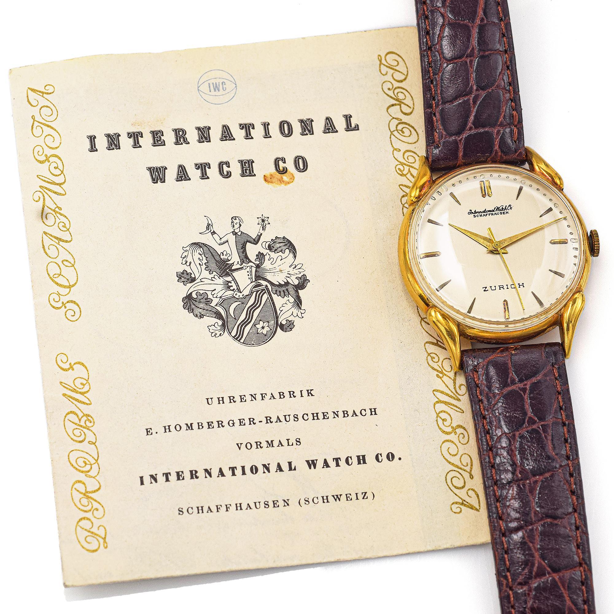 Marca: International Watch Co. Zúrich
Tamaño de la caja: 35 mm
Movimiento: Manual
Material: Oro de 18 quilates
Tamaño: 9
Peso: 43.5 gramos
Estado: Buen estado vintage, mantiene la hora exacta
Nota: Papel original, la esfera ha sido repintada

Nº de