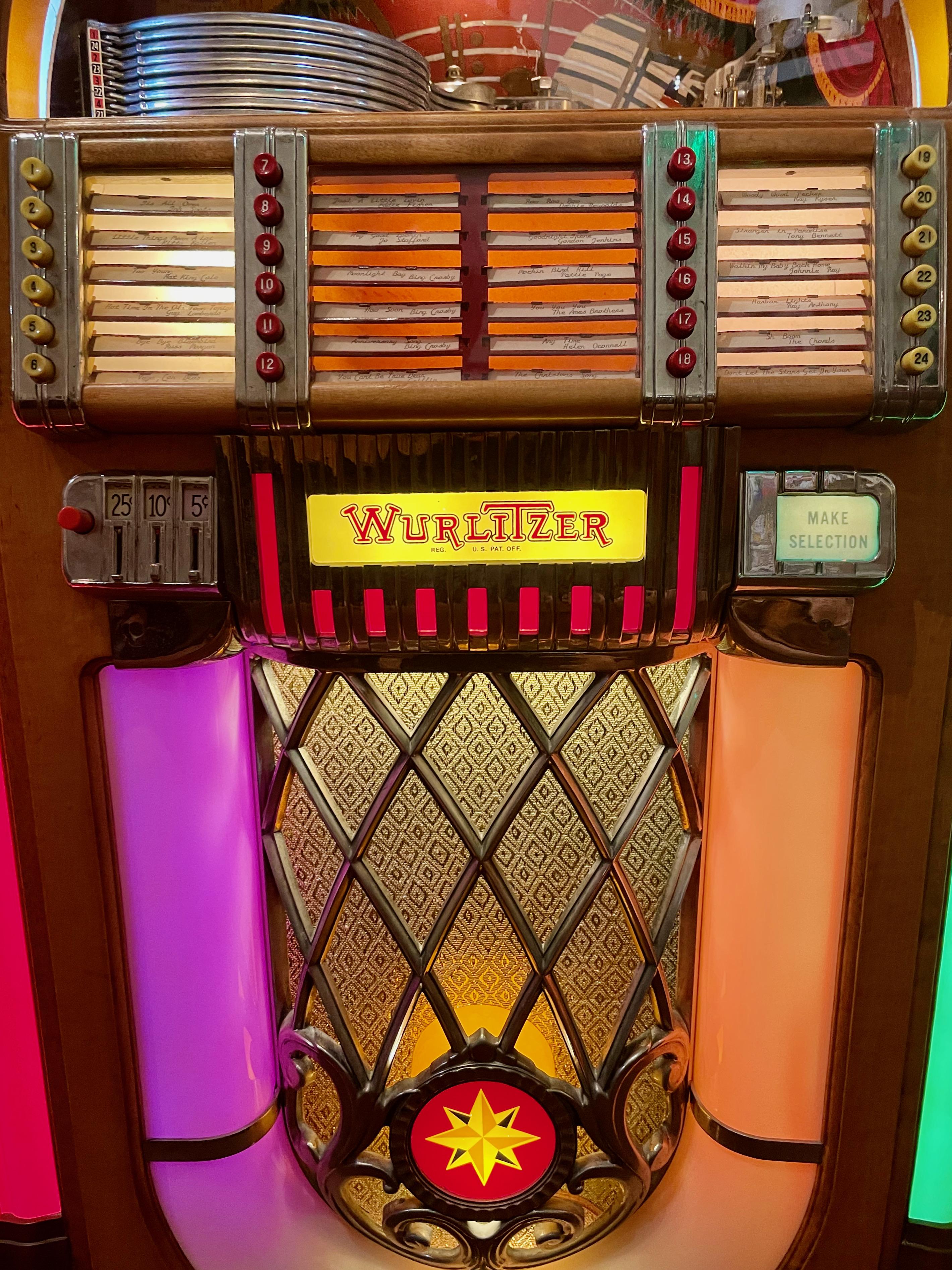 Vintage 1946 Wurlitzer Model 1015 bubbler collector multi-selector phonograph. This Jukebox in excellent condition, fully restored, and with a full set of 78s. The sound is amazing, the amp was rebuilt, the original 15? speaker, coin mechanism works