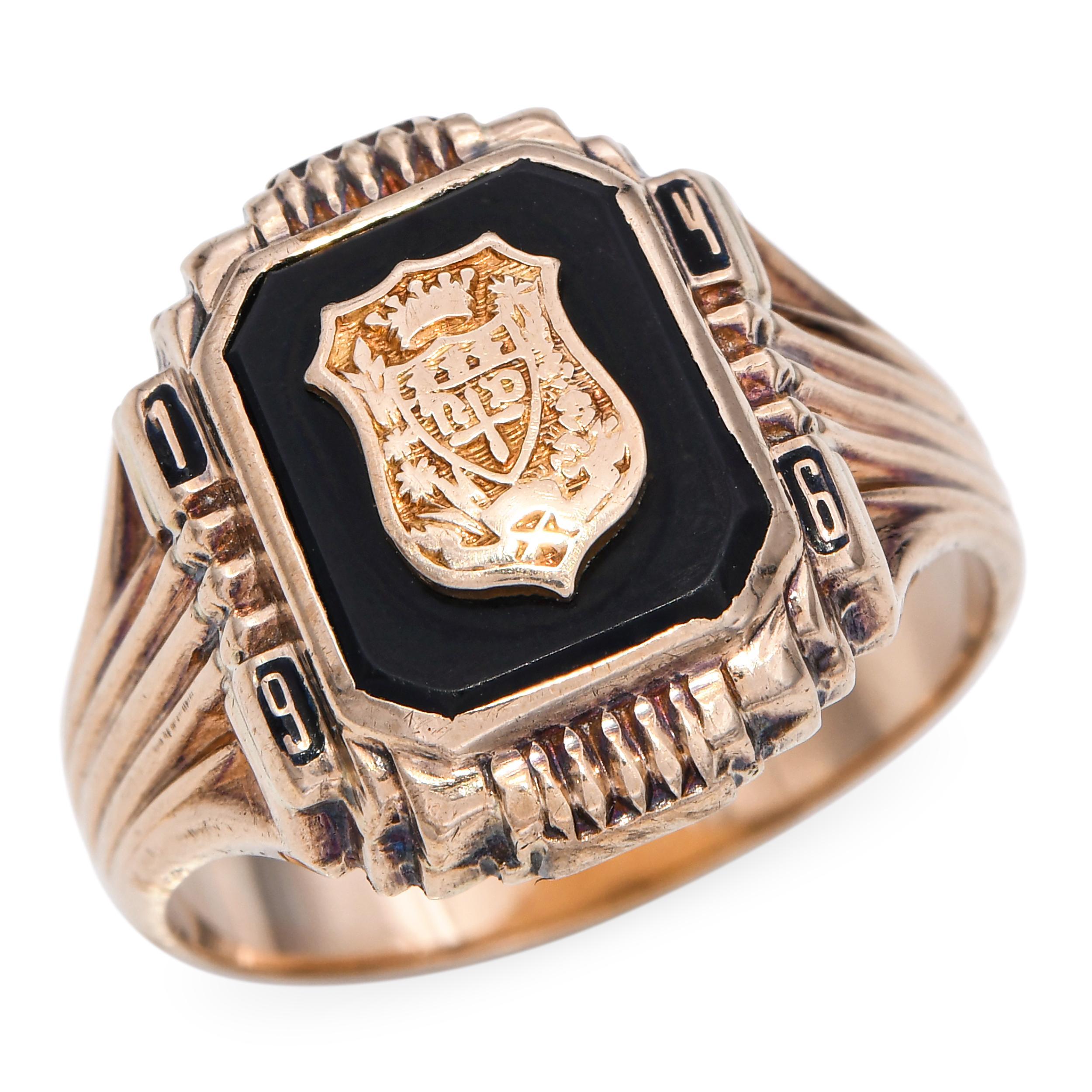 Este anillo universitario vintage de 1949 está fabricado en oro amarillo macizo de 10 quilates y lleva el emblema del Notre Dame College. El diseño capta la estética académica de mediados de siglo, con un grabado detallado y una rica pátina dorada