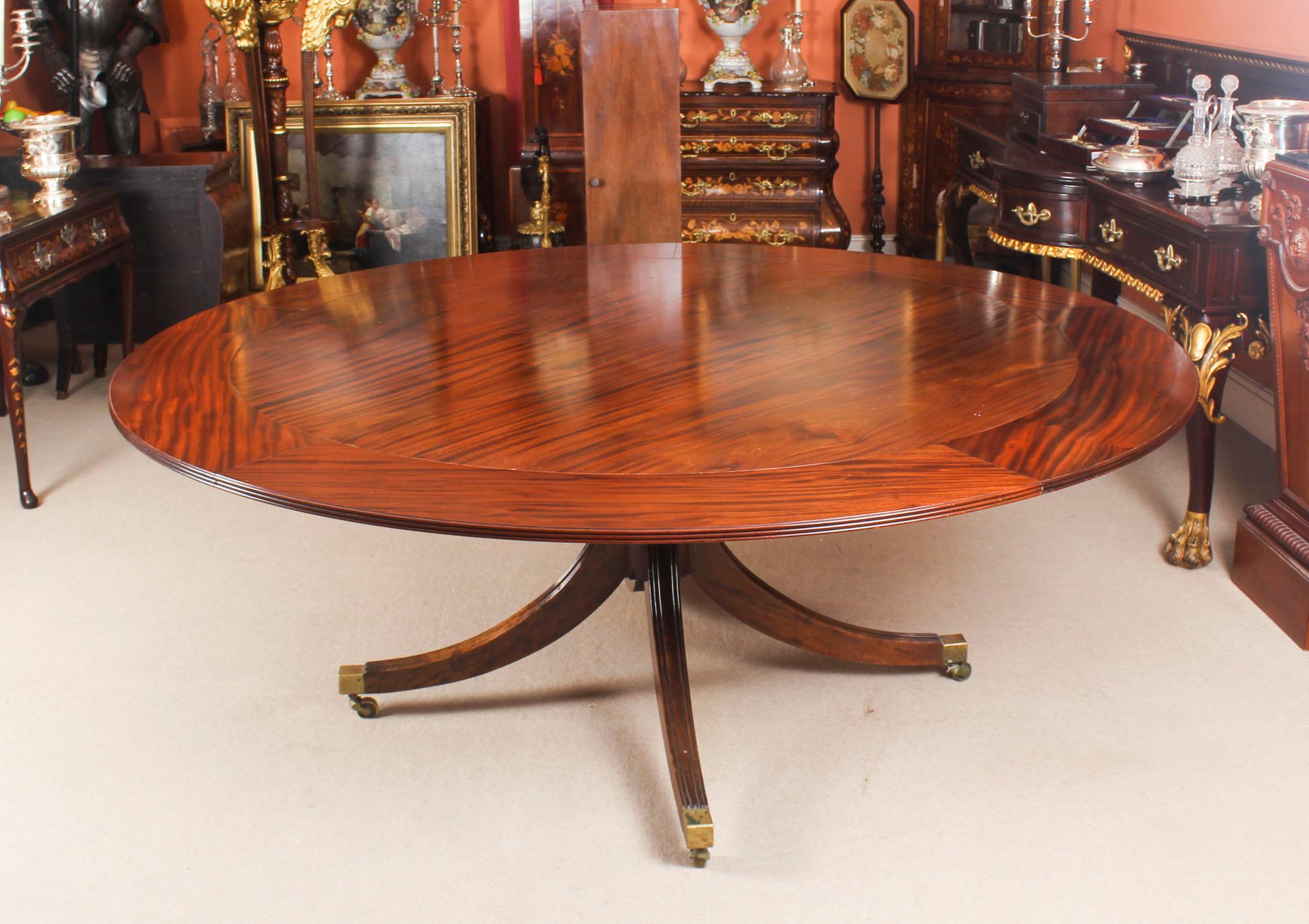 This beautiful dining set comprises a Regency Revival Jupe style dining table mid-20th century in date, with the matching set of eight bespoke Regency style dining chairs.

The table has a solid mahogany top with a reeded edgethat has five