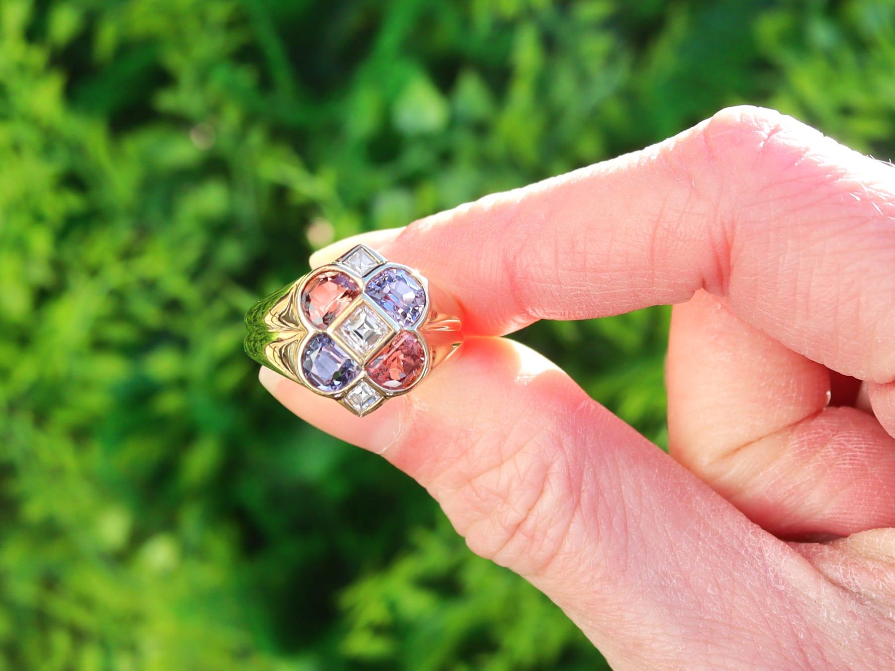 Un impresionante, fino e impresionante anillo vintage de 1,95 quilates de zafiro púrpura y rosa pardo, 0,52 quilates de diamante y oro amarillo de 18 quilates; forma parte de nuestras diversas colecciones de joyas antiguas y joyas de herencia

Este
