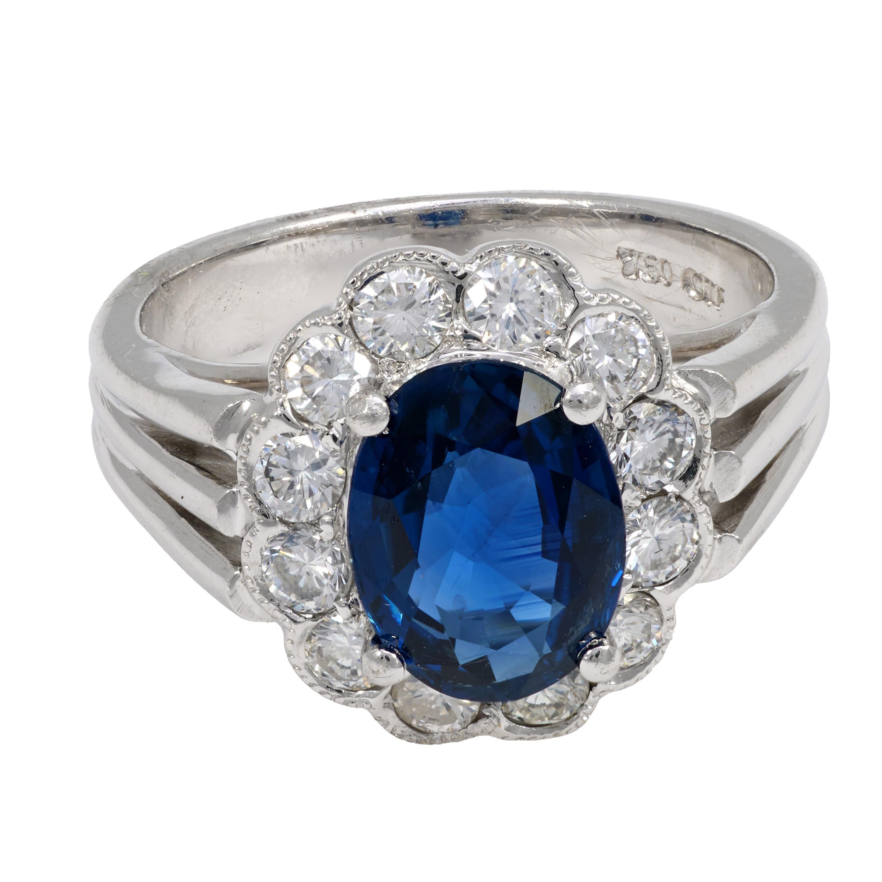Vintage 1.95 carat sapphire diamond 18k white gold cluster ring Moderno en venta