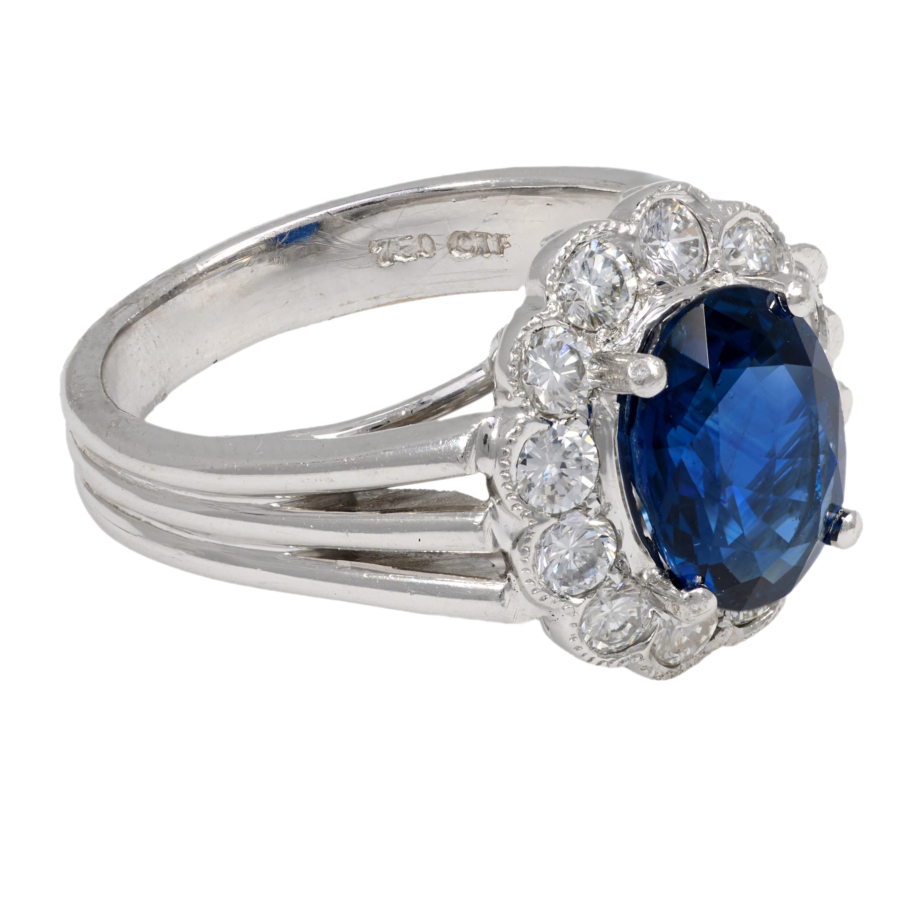 Vintage 1.95 carat sapphire diamond 18k white gold cluster ring Corte oval en venta