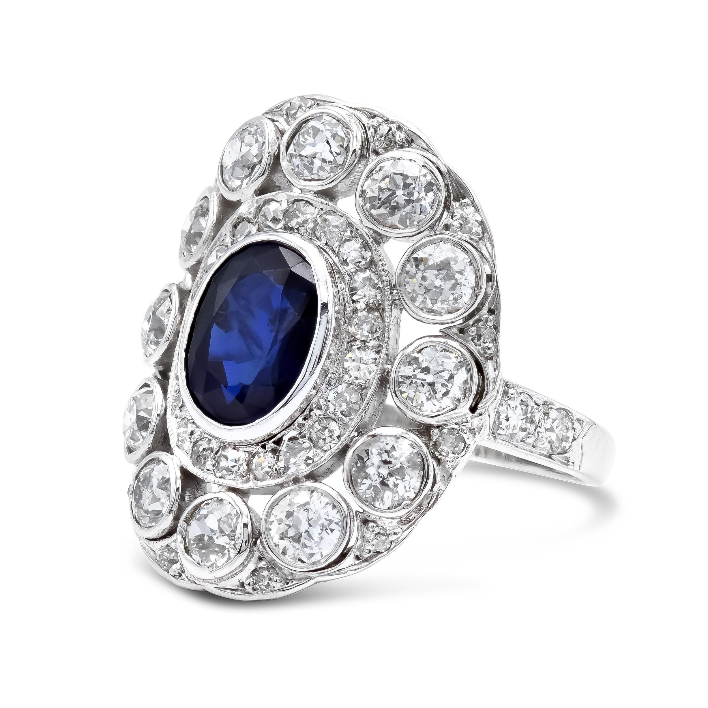 Vous vous sentez audacieux ? Nous envions la femme my way!qui peut porter cette bague vintage super spéciale. La star de ce spectacle est le saphir ovale naturel de 1,95 carat aux couleurs profondes, serti au centre de la monture. Les diamants qui