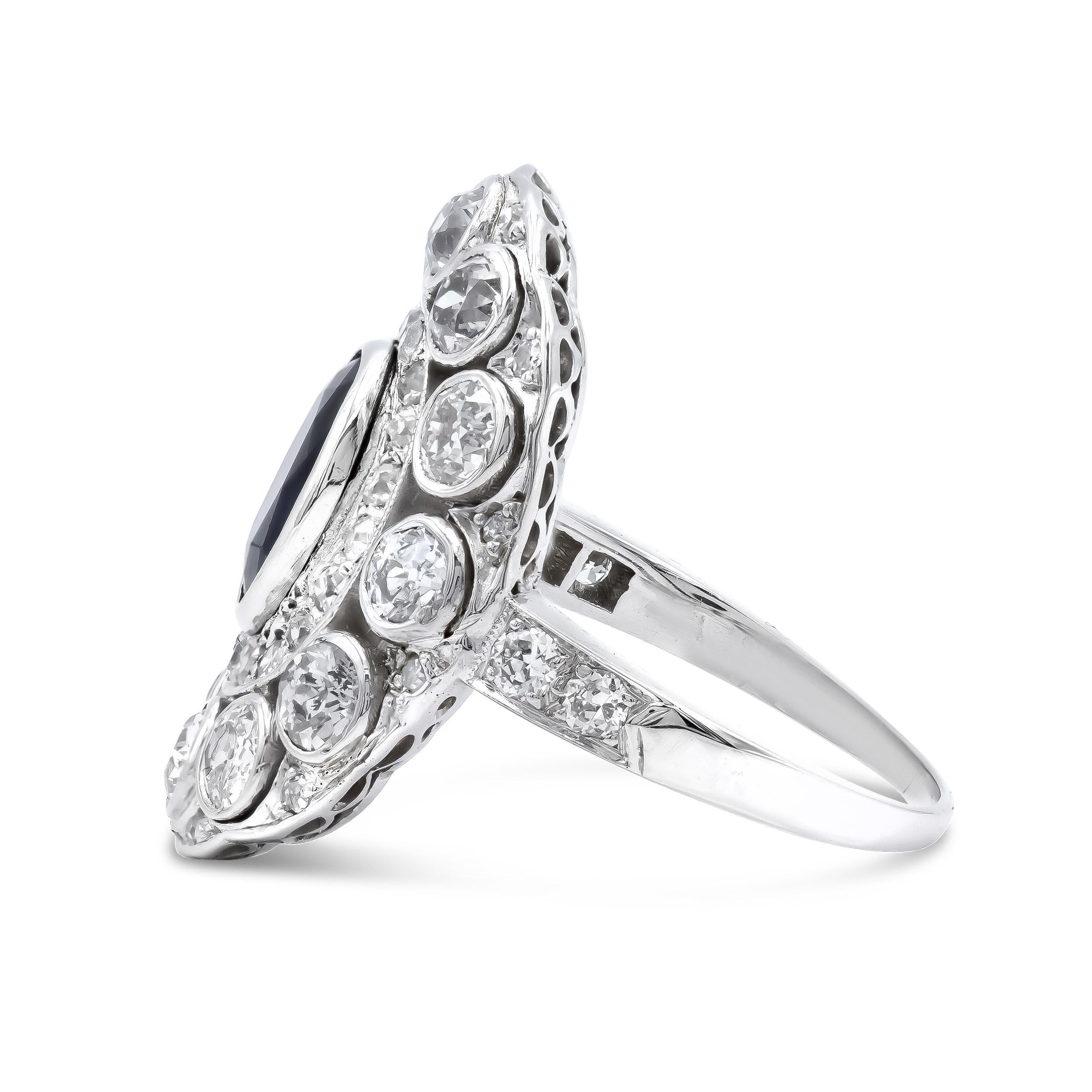 Taille ovale 1,95 carat vintage Bague cocktail en platine avec saphir et diamants en vente