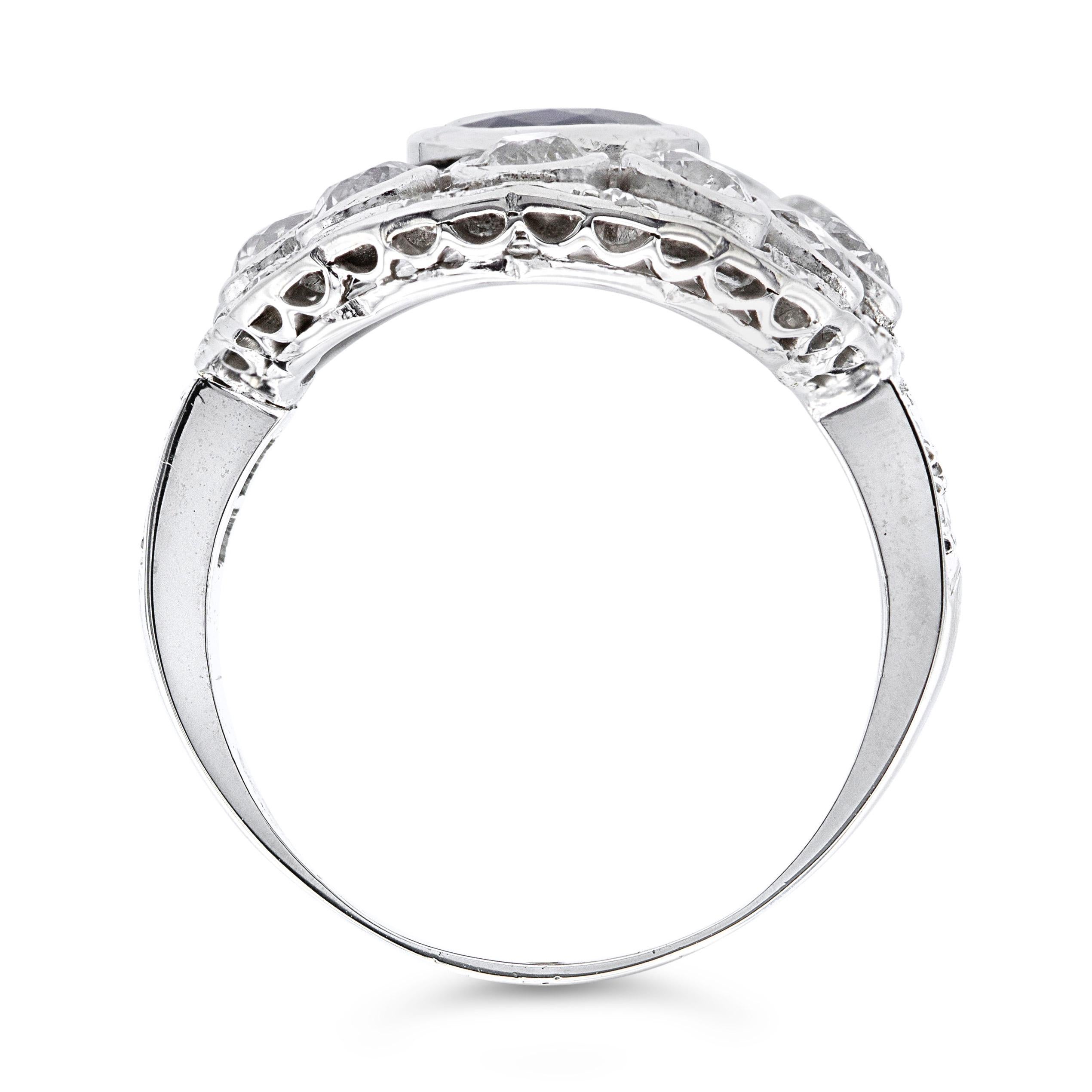1,95 carat vintage Bague cocktail en platine avec saphir et diamants Bon état - En vente à New York, NY