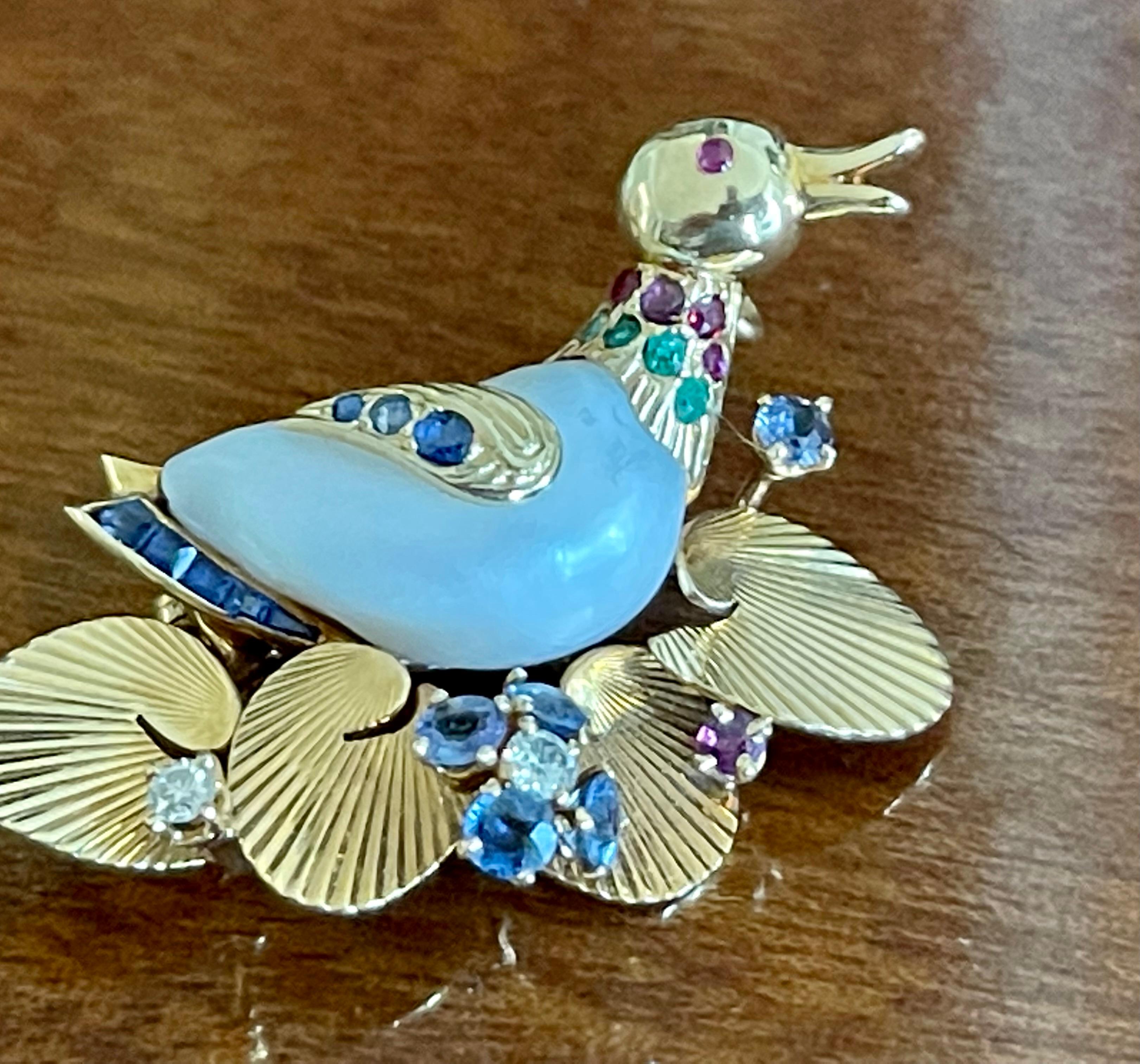 Rétro Broche fantaisie canard vintage des années 1950, perle, rubis, saphir, émeraude et diamant en vente