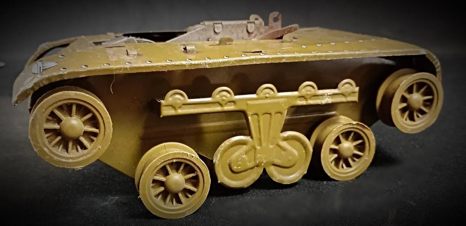 Ce char d'assaut miniature datant de 1950 est un exemple classique de l'artisanat français, fabriqué par Brev S.G.D.G. Le jouet est construit en fer blanc et, malgré son âge, reste en bon état. Il présente quelques signes d'usure, notamment