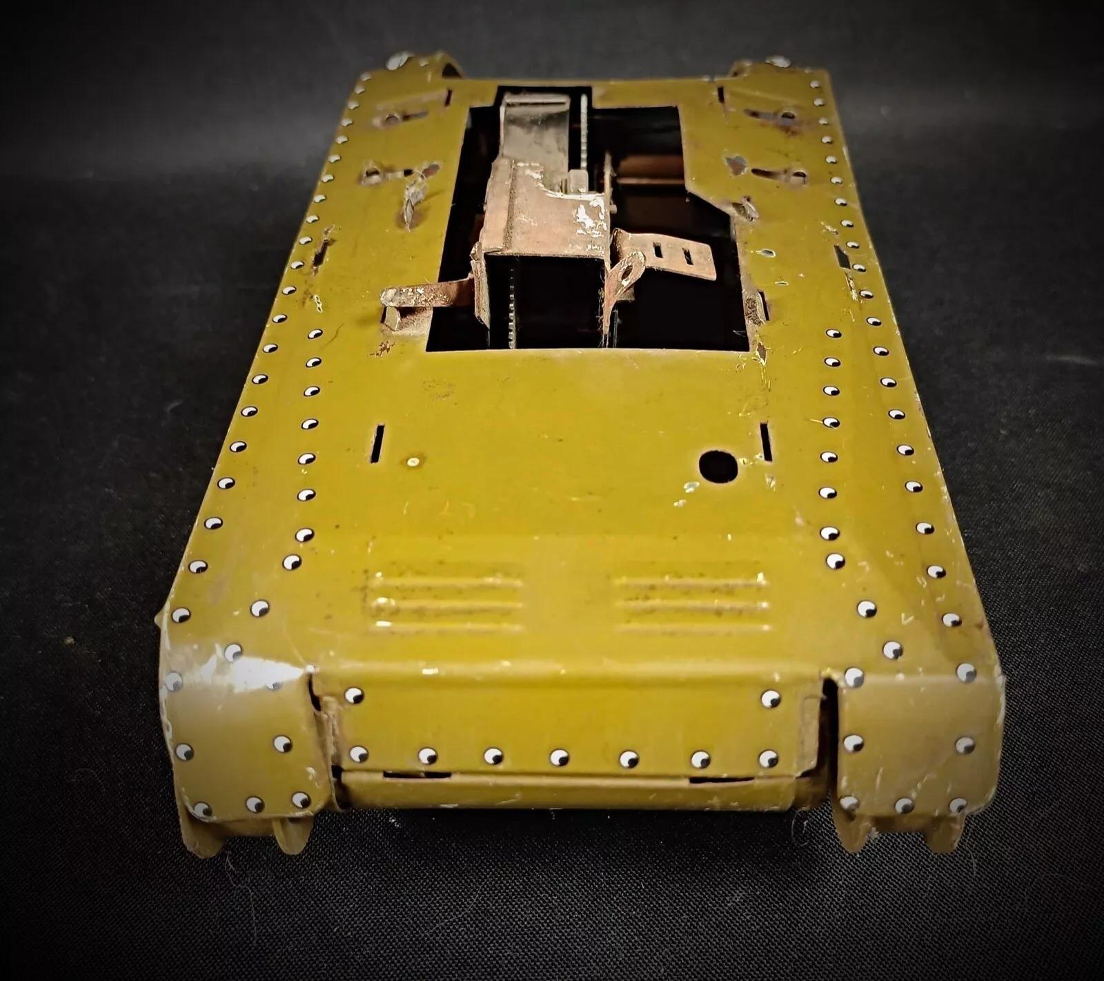 Milieu du XXe siècle Vintage 1950 Tinplate Miniature Tank by Brev S.G.D.G, Made in France - 2Y244 en vente