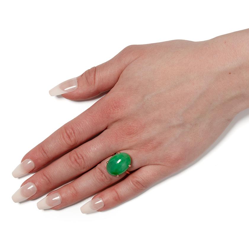 Vintage 19.50ct Jade Cocktail Ring, c.1940s In Good Condition For Sale In London, GB