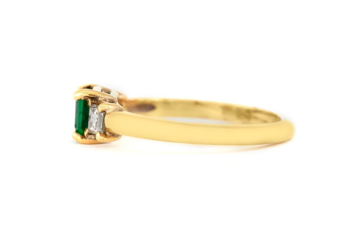 Fein in Handarbeit in 18k Gelbgold mit einem Zentrum Square cut Smaragd mit einem Gewicht von ca. 0,45 Karat und zwei Seiten Square cut Diamanten mit einem Gesamtgewicht von ca. 0,27 Karat.
Circa 1950er Jahre
Größe 5 1/4, größenverstellbar