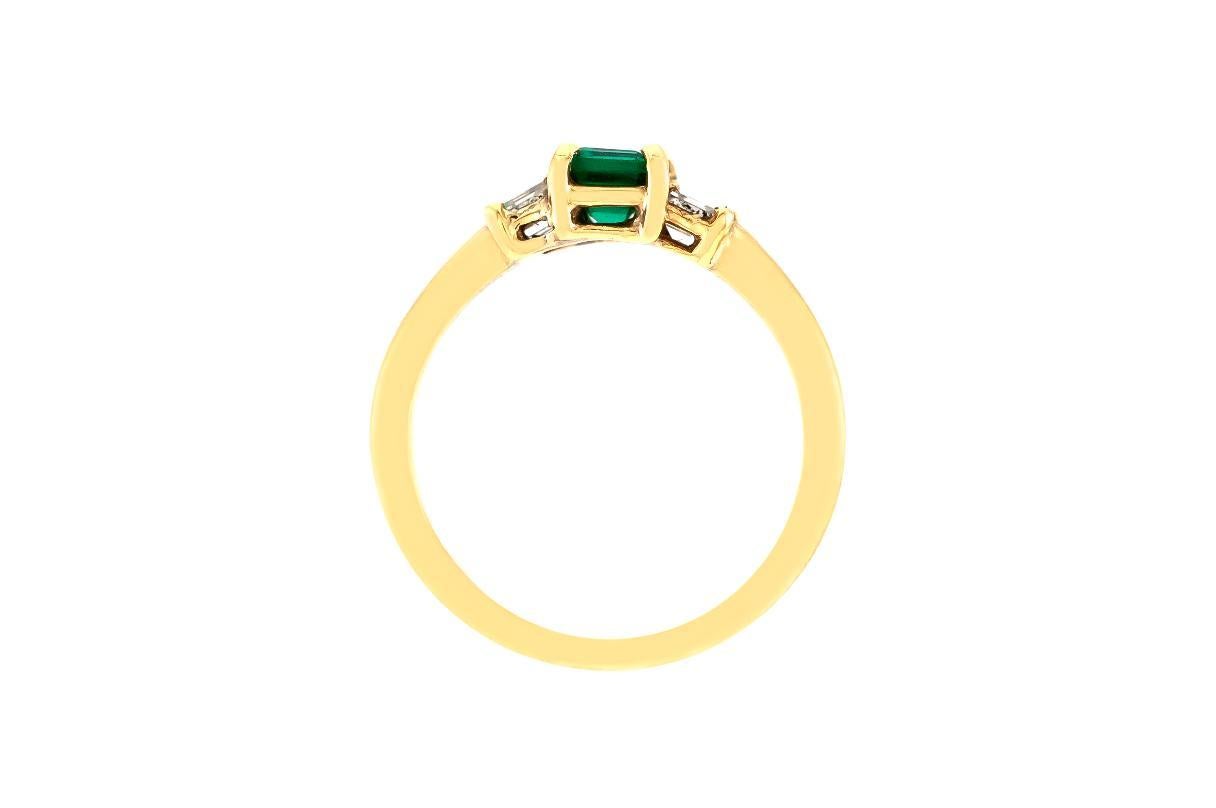Vintage 1950er Jahre 0,45 Karat Smaragdring mit Quadratschliff und Diamanten (Carréeschliff) im Angebot