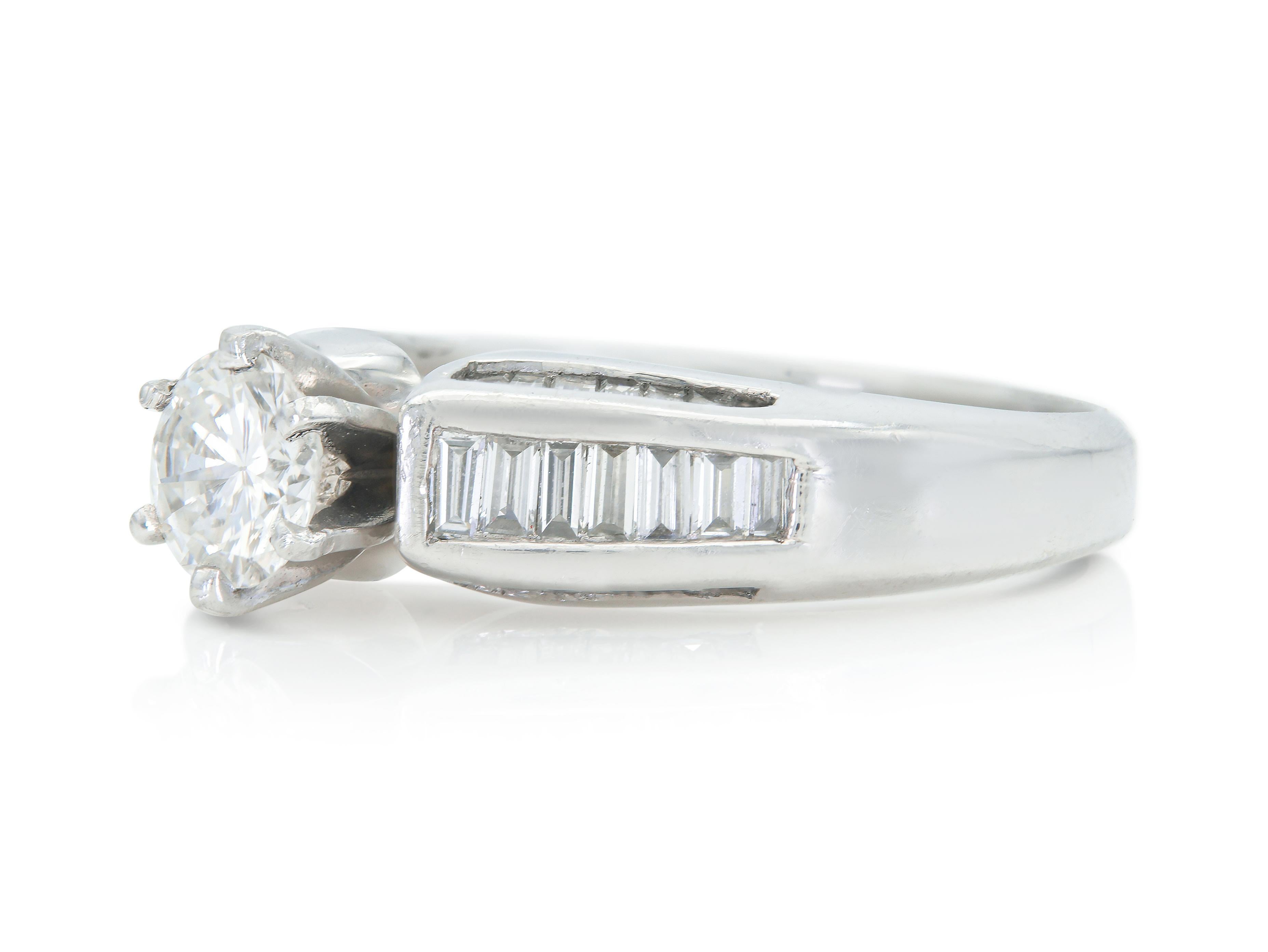 Finamente elaborada en platino, con un Diamante talla Vieja Europea central de aproximadamente 0,60 quilates, color G-H, claridad VS1-VS2, con Diamantes talla Baguette acentuados de un peso total aproximado de 1,20 quilates.
Alrededor de 1950
Tamaño