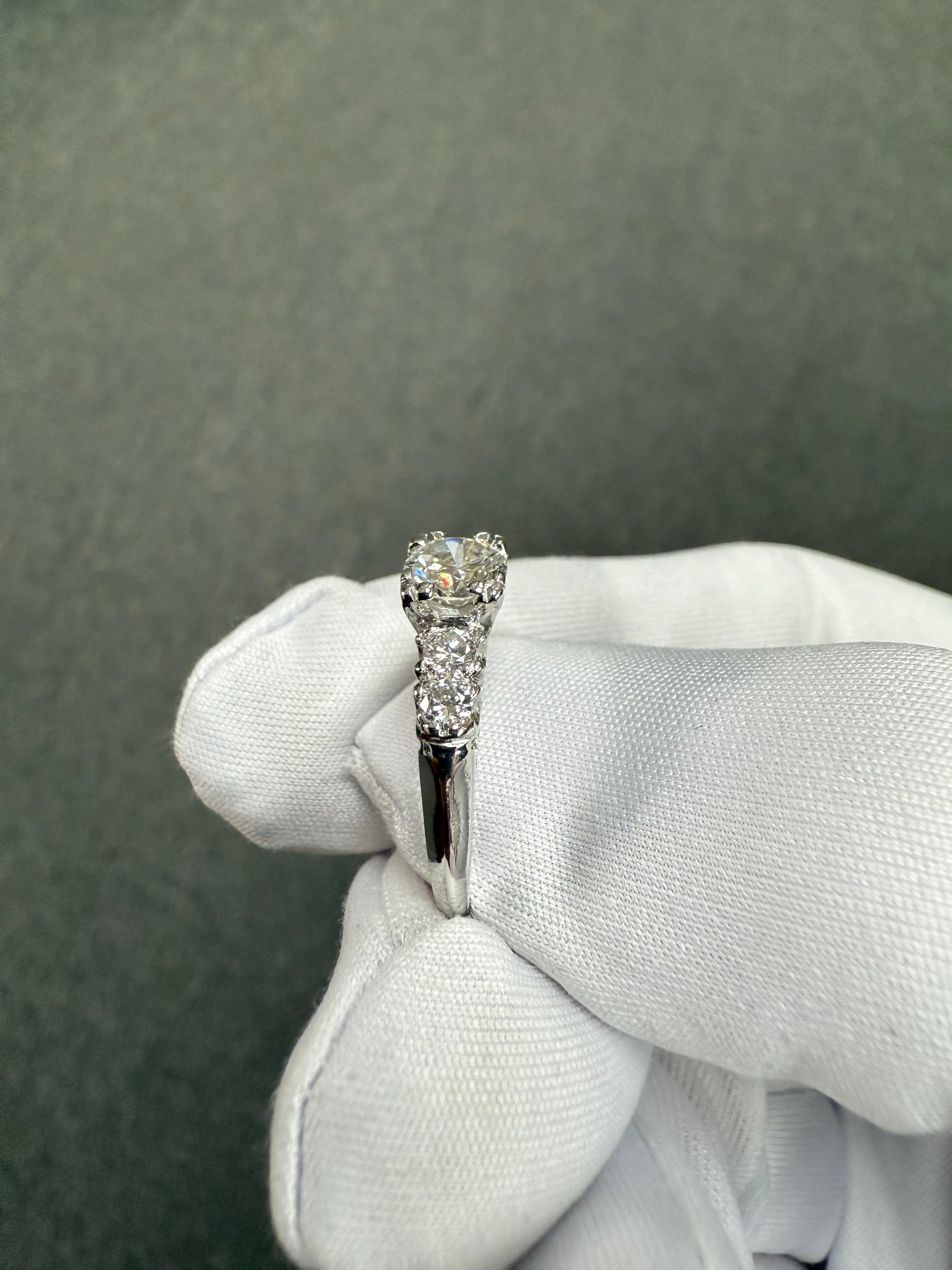 Anello di fidanzamento in platino con diamante da 0,80 carati TW vintage degli anni '50 in vendita 4