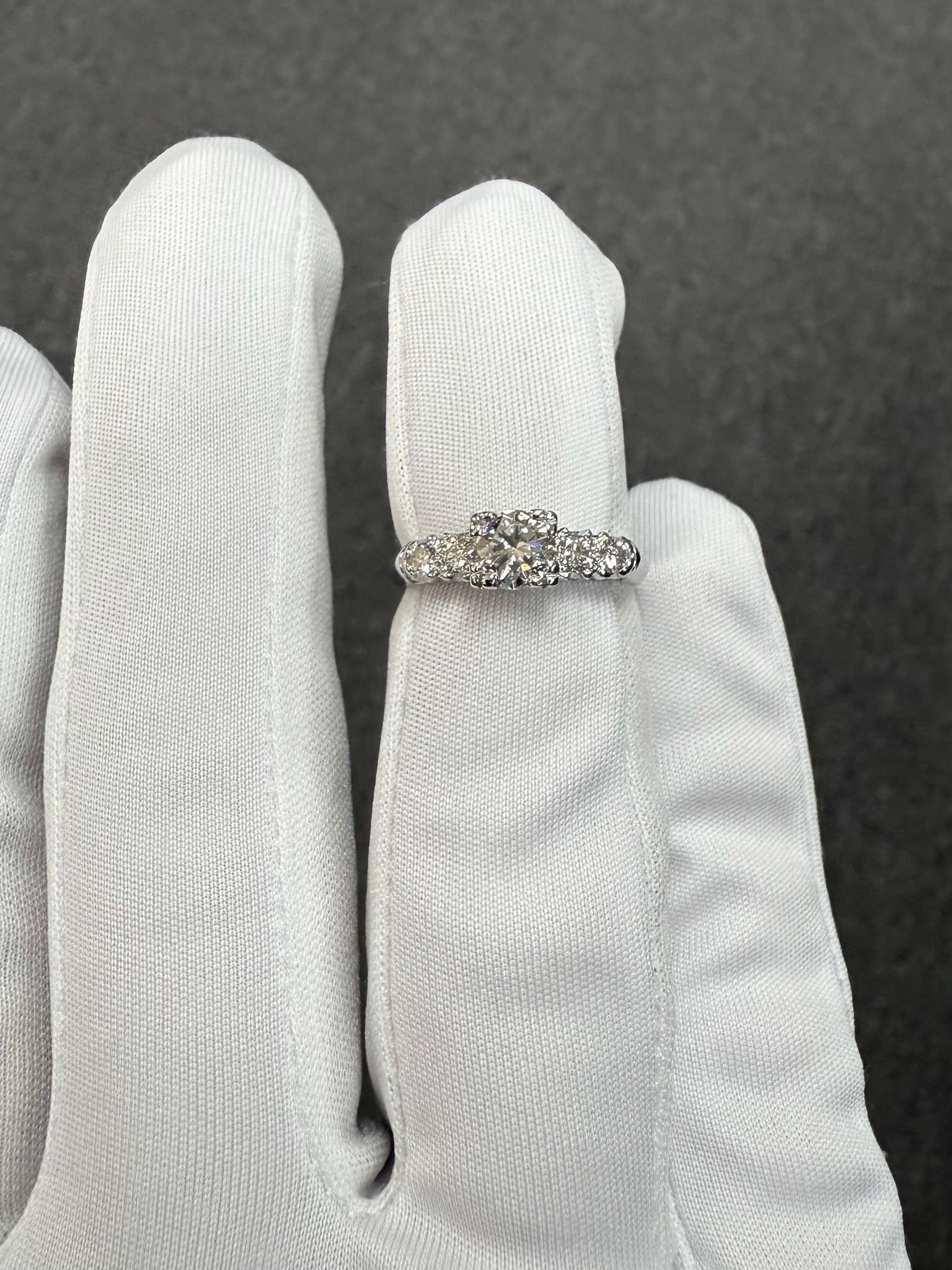 Anello di fidanzamento in platino con diamante da 0,80 carati TW vintage degli anni '50 in vendita 5