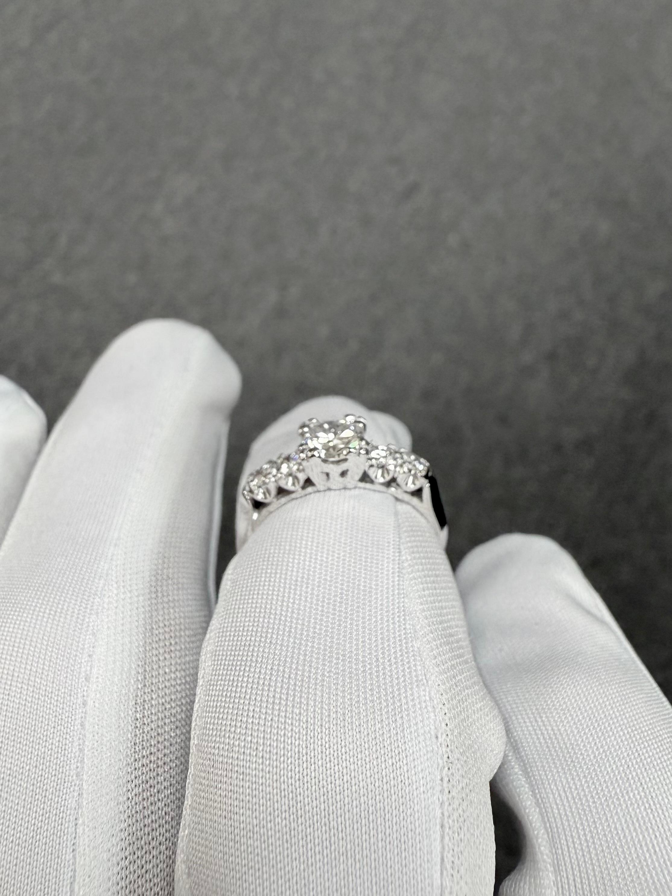 Anello di fidanzamento in platino con diamante da 0,80 carati TW vintage degli anni '50 in vendita 6