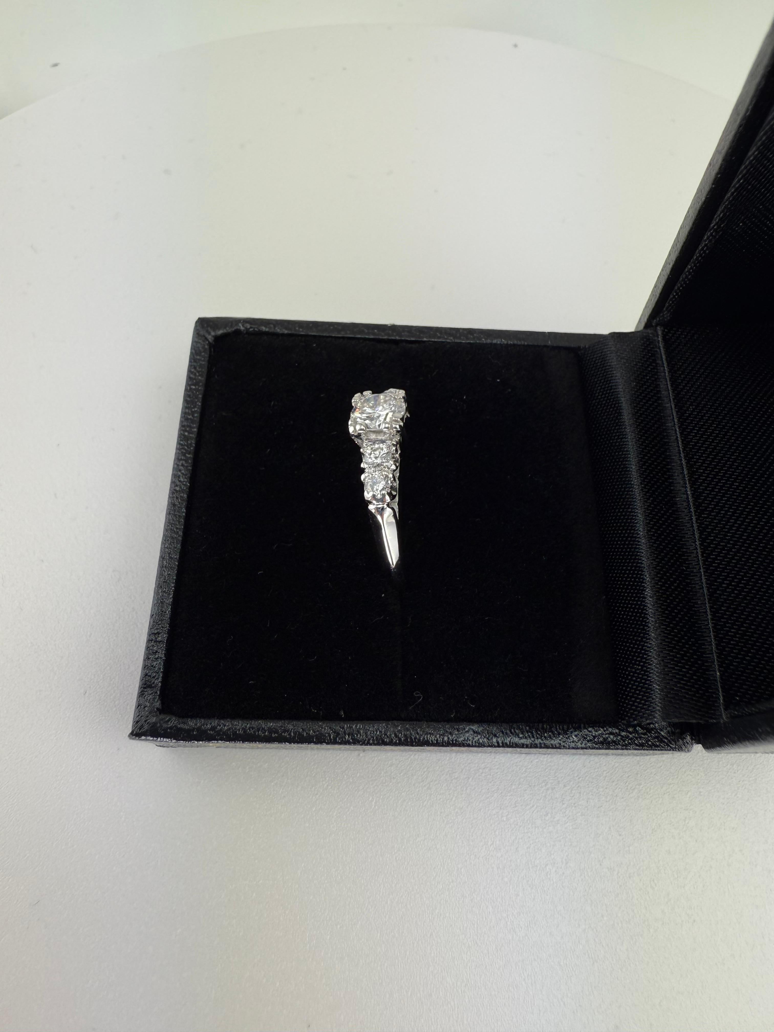 Anello di fidanzamento in platino con diamante da 0,80 carati TW, vintage 1950.

Questo anello di fidanzamento vintage in platino con diamante da 0,80 carati TW è stato realizzato nei primi anni Cinquanta.  Anello di fidanzamento con 5 pietre, con
