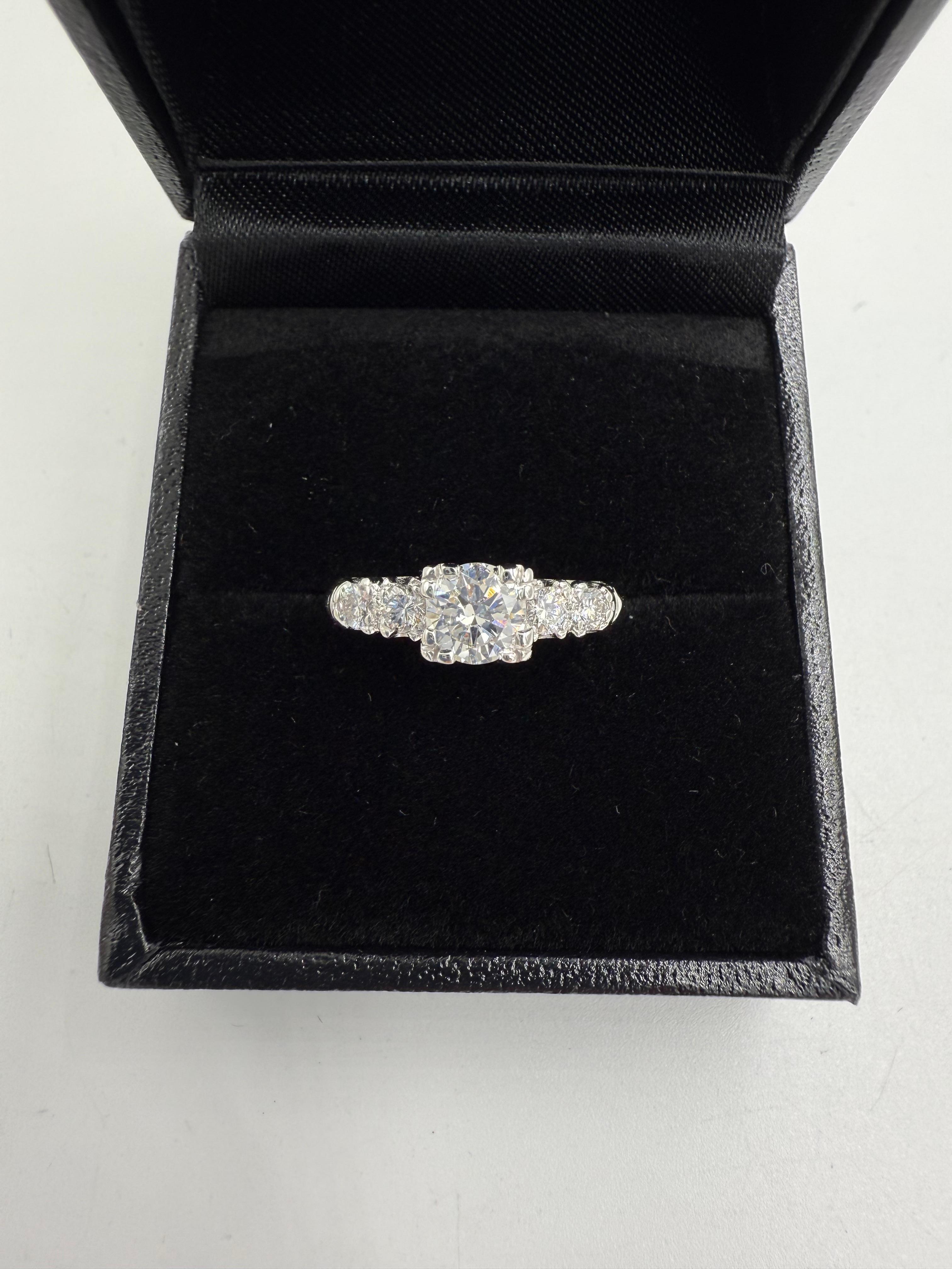 Moderno Anello di fidanzamento in platino con diamante da 0,80 carati TW vintage degli anni '50 in vendita