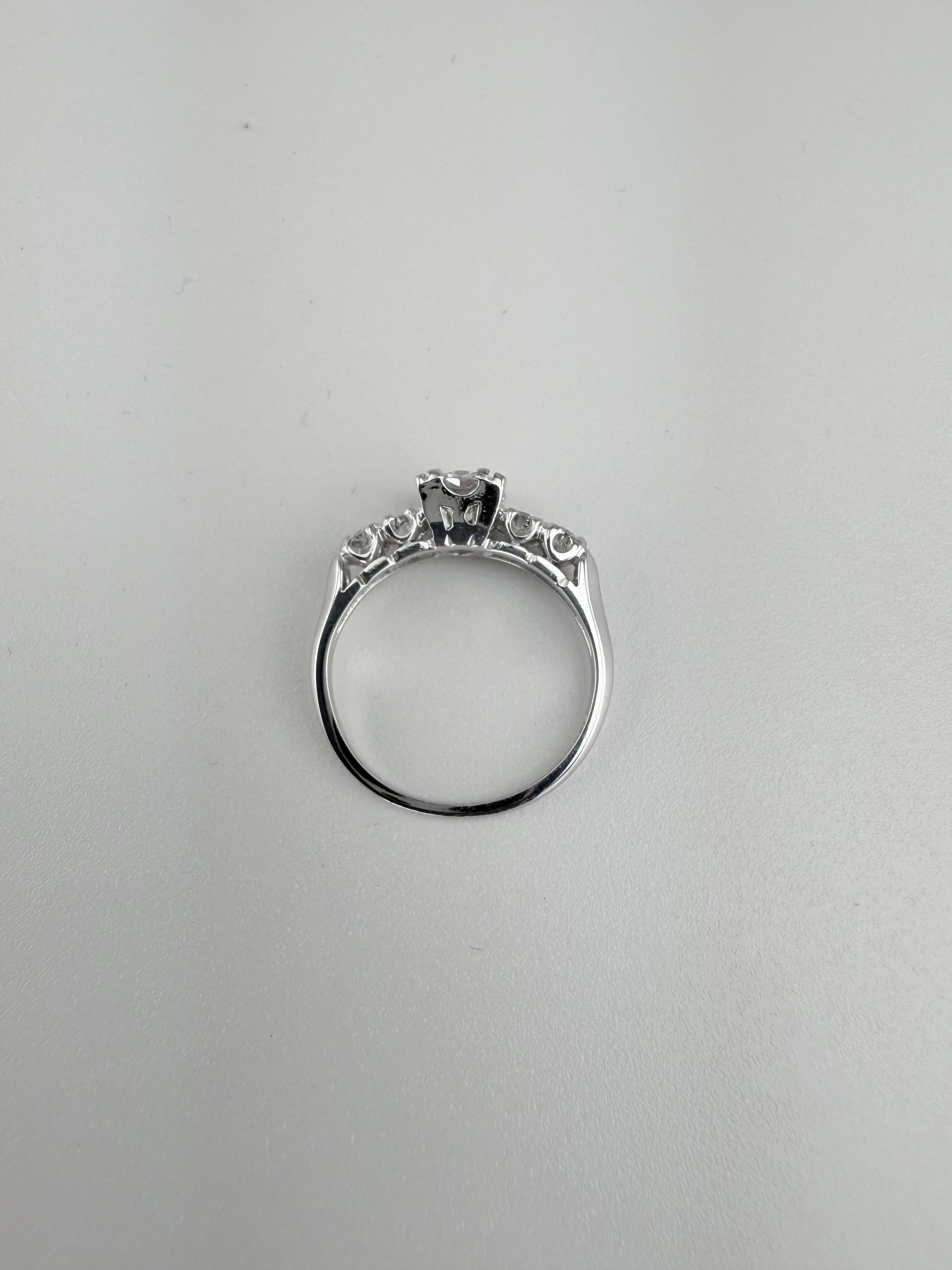 Taglio rotondo Anello di fidanzamento in platino con diamante da 0,80 carati TW vintage degli anni '50 in vendita
