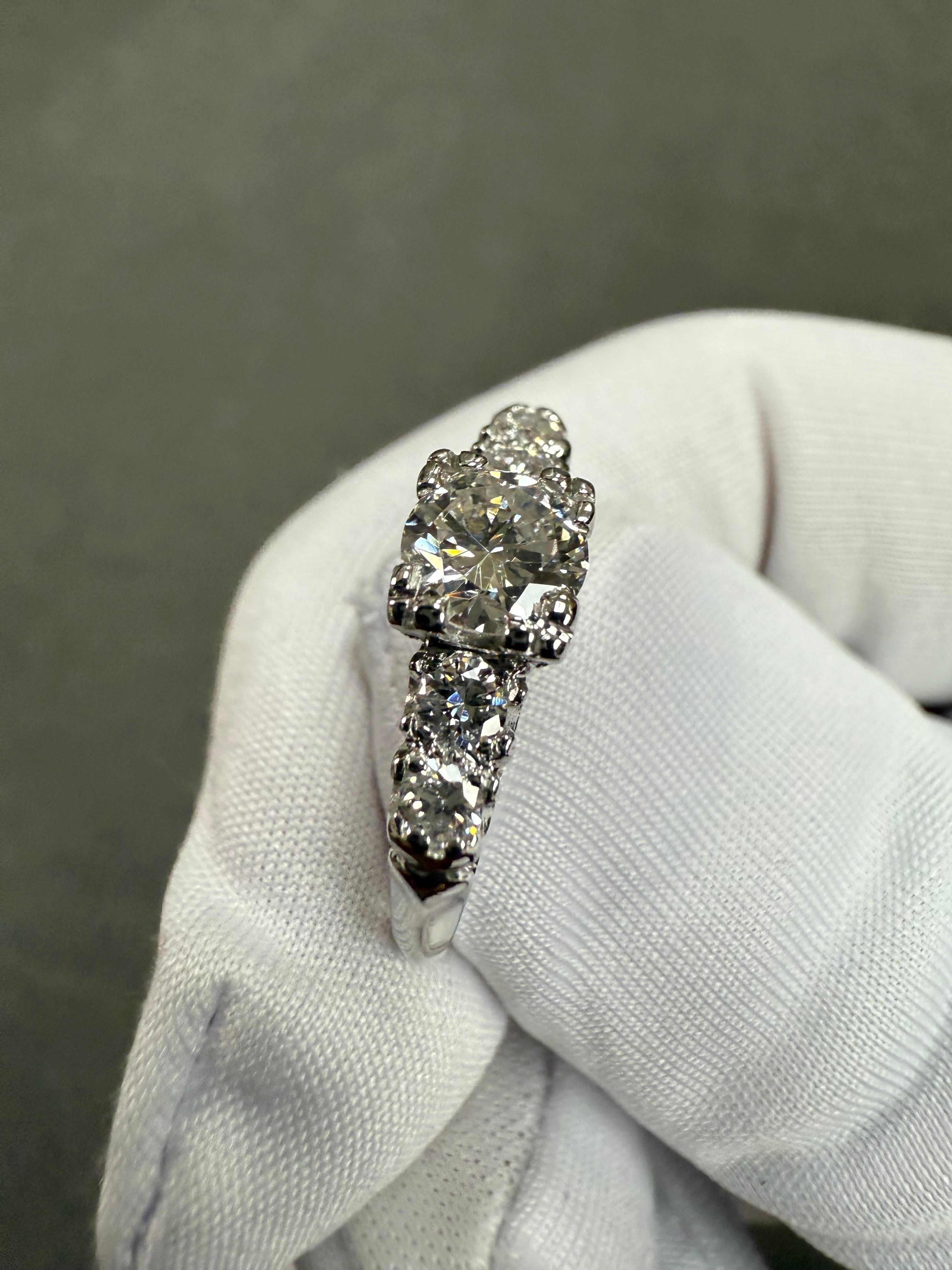 Anello di fidanzamento in platino con diamante da 0,80 carati TW vintage degli anni '50 in vendita 1