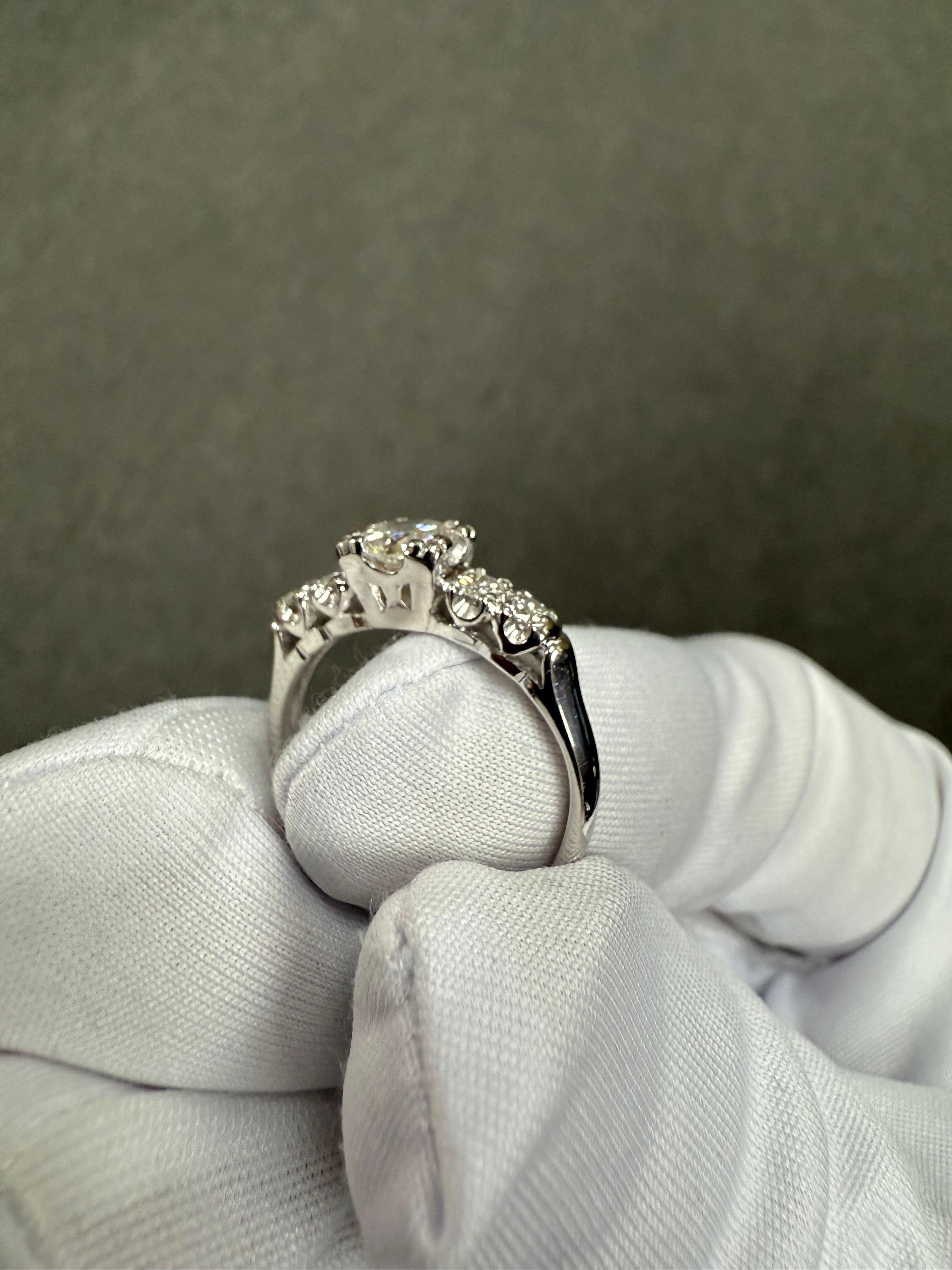 Anello di fidanzamento in platino con diamante da 0,80 carati TW vintage degli anni '50 in vendita 2