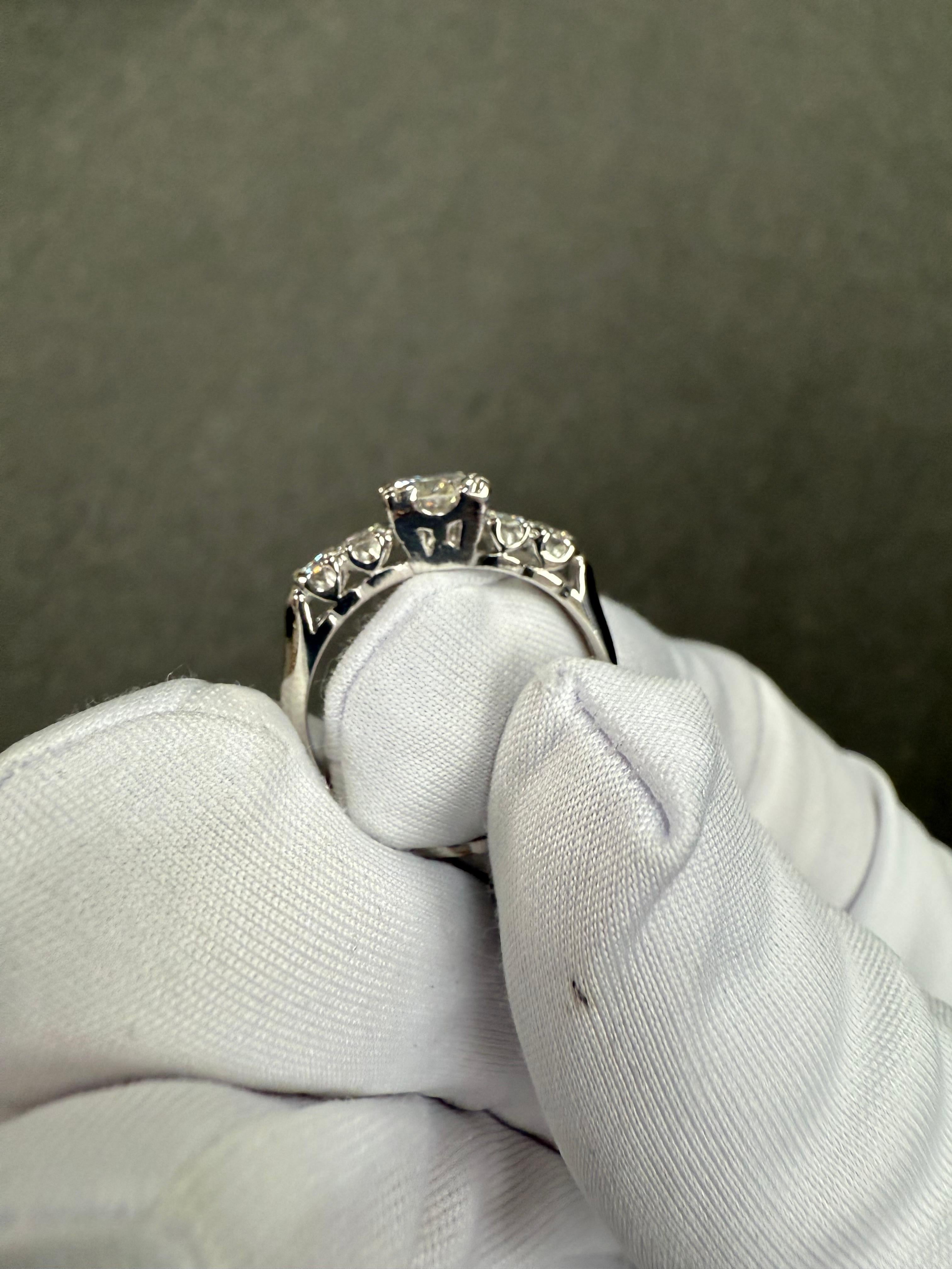 Anello di fidanzamento in platino con diamante da 0,80 carati TW vintage degli anni '50 in vendita 3