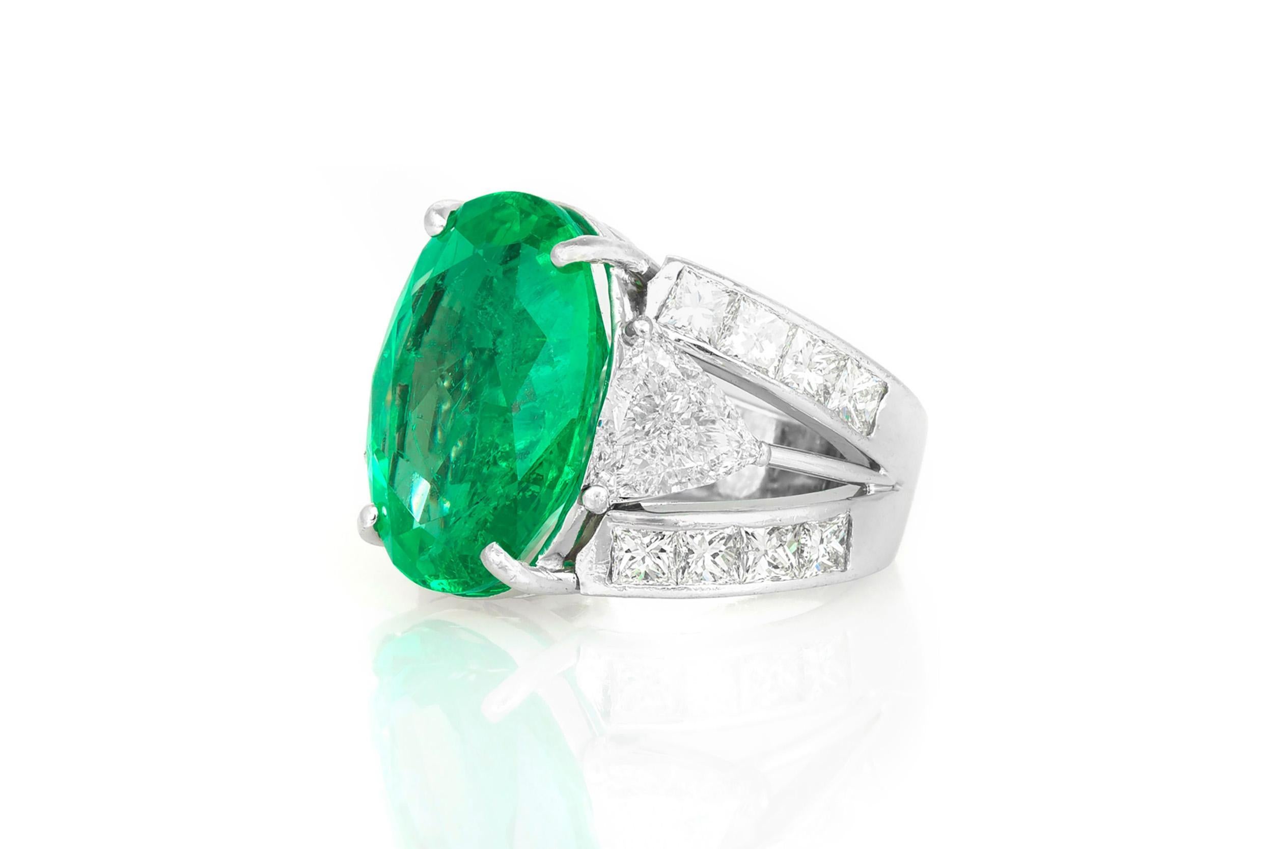 Fein gearbeitet in Platin mit einem AGTA-zertifizierten kolumbianischen Smaragd im Ovalschliff mit einem Gewicht von 10,08 Karat, flankiert von Diamanten im Trillion- und Princess-Schliff mit einem Gesamtgewicht von etwa 5,00 Karat.
Circa 1950er