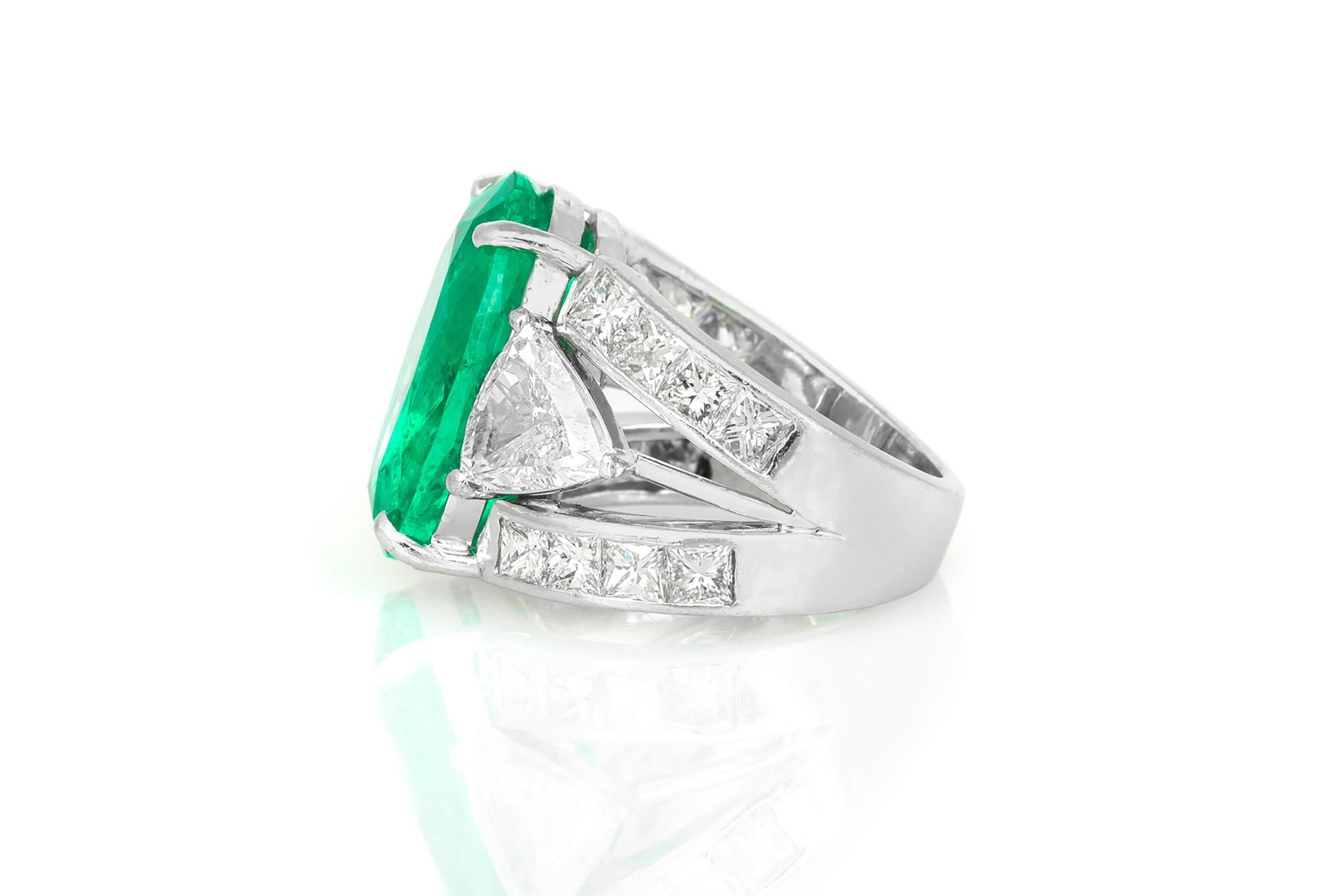 Vintage 1950er Jahre 10,08 Karat kolumbianischer Smaragdring mit Diamanten im Ovalschliff im Ovalschliff im Zustand „Gut“ im Angebot in New York, NY